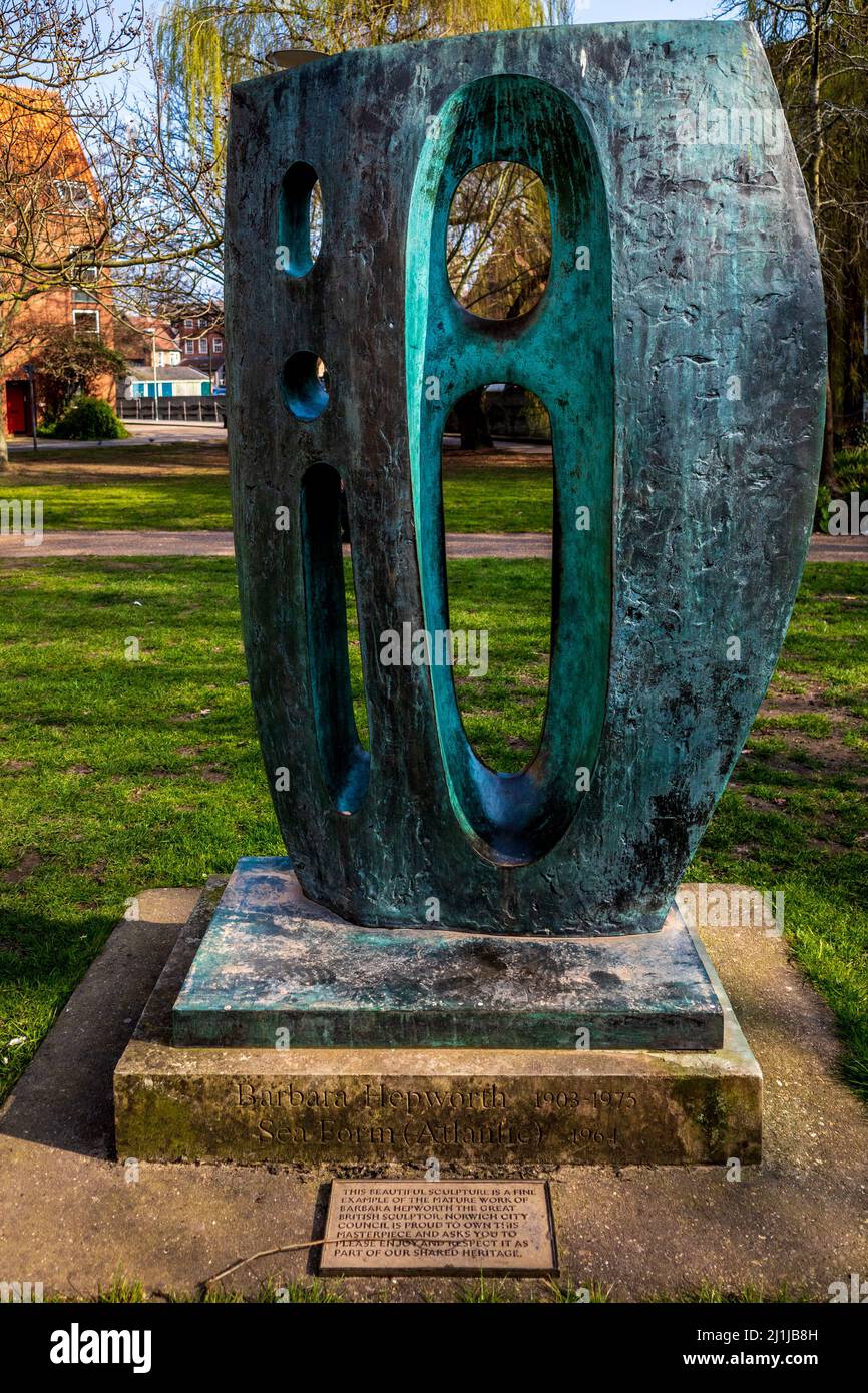 Sea Form (Atlantic) von Barbara Hepworth in St Georges Green, Norwich. Erstellt 1964, Besetzung 3 von 6 erstellt. Stockfoto