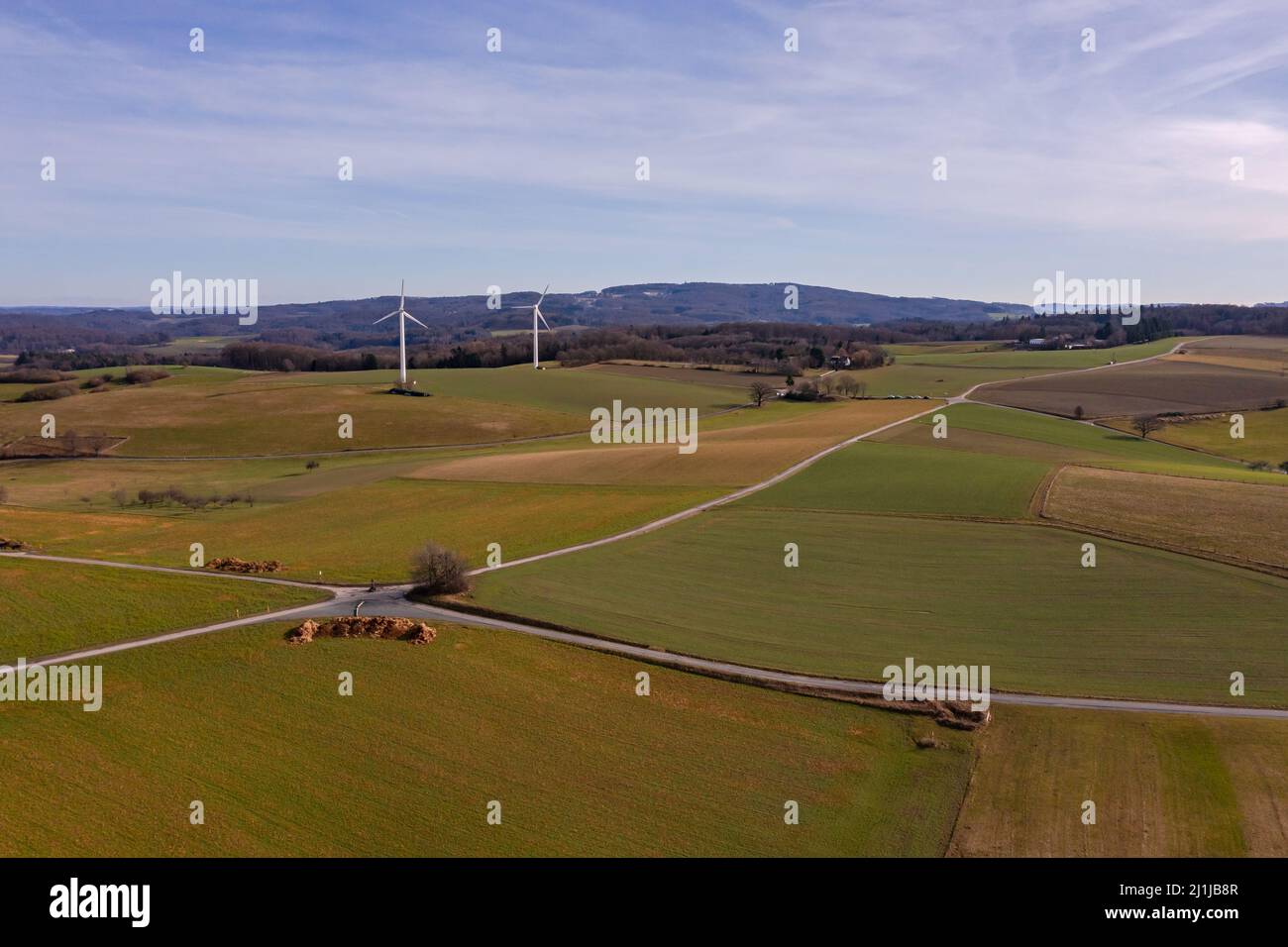 Ländliche Landschaft mit zwei Windturbinen aus der Luft Stockfoto