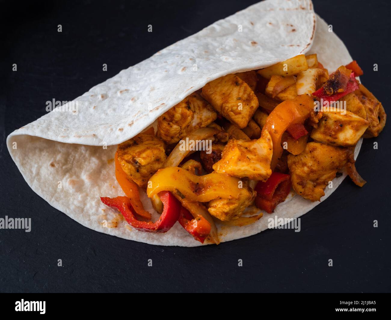 Chicken Fajitas in einem Tortilla Wrap, ein würziges Tex-Mex-Gericht Stockfoto