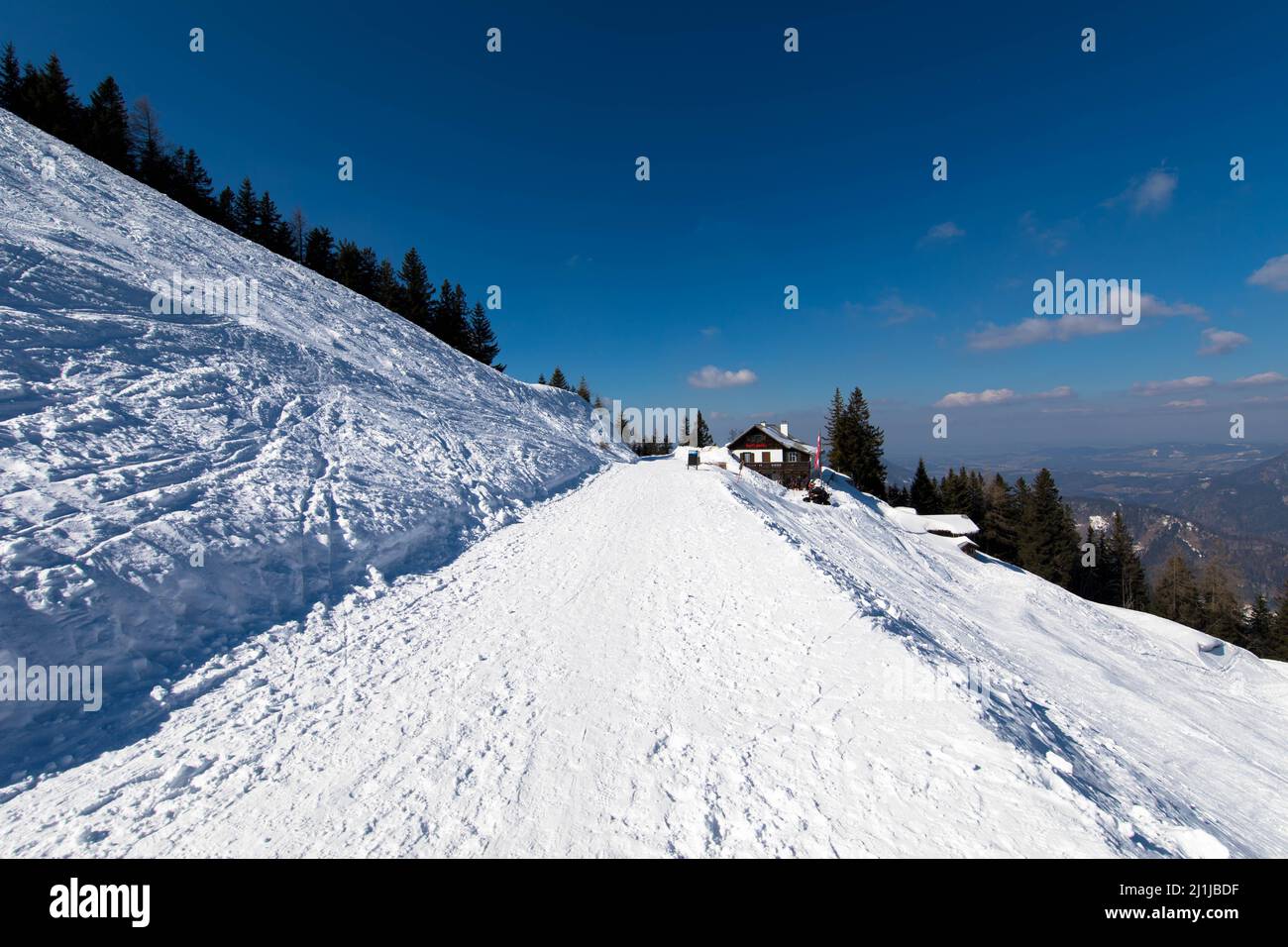 Skipiste am Zwölferhorn in St. Gilgen, Salzkammergut Oberösterreich. Skigebiet und Wanderweg. Stockfoto