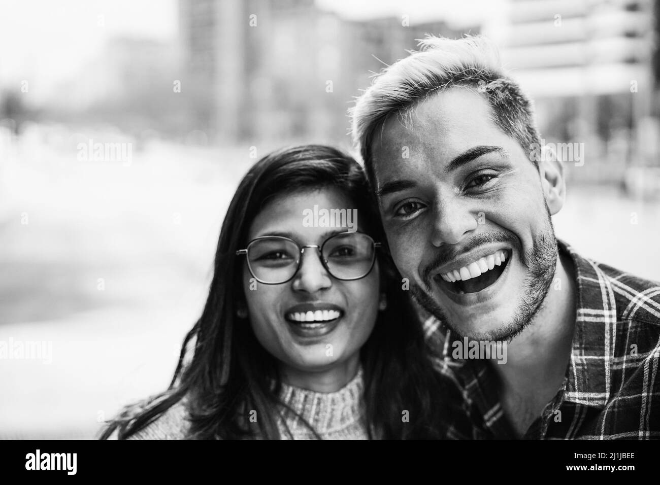 Junge Freunde mit einem Lächeln auf der Kamera im Freien - Fokus auf Homosexuell Mann trägt Make-up - Schwarz-Weiß-Edition Stockfoto