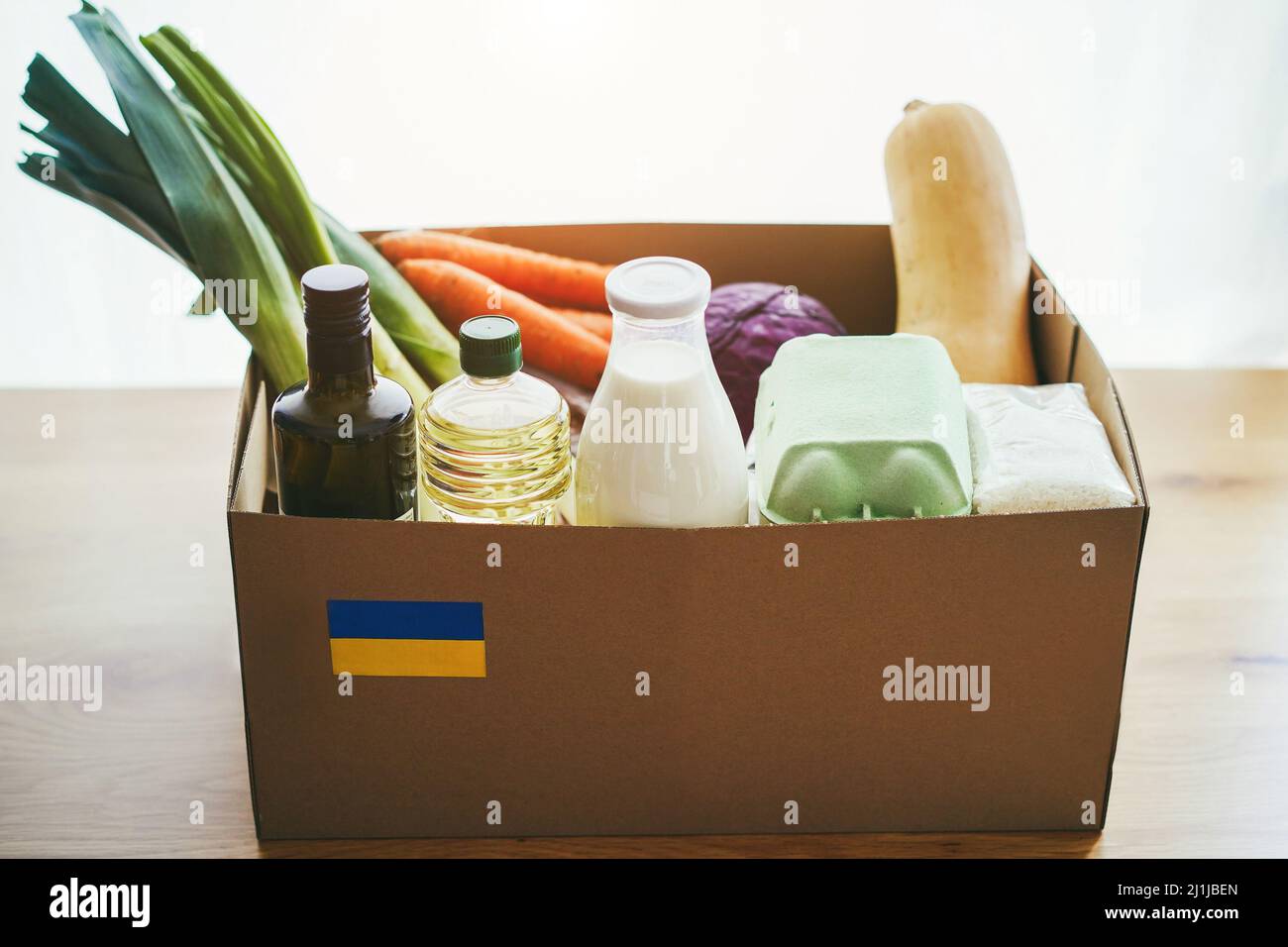 Food Box für ukrainische Kriegsflüchtlinge - Fokus auf Kochen Ölflasche Stockfoto