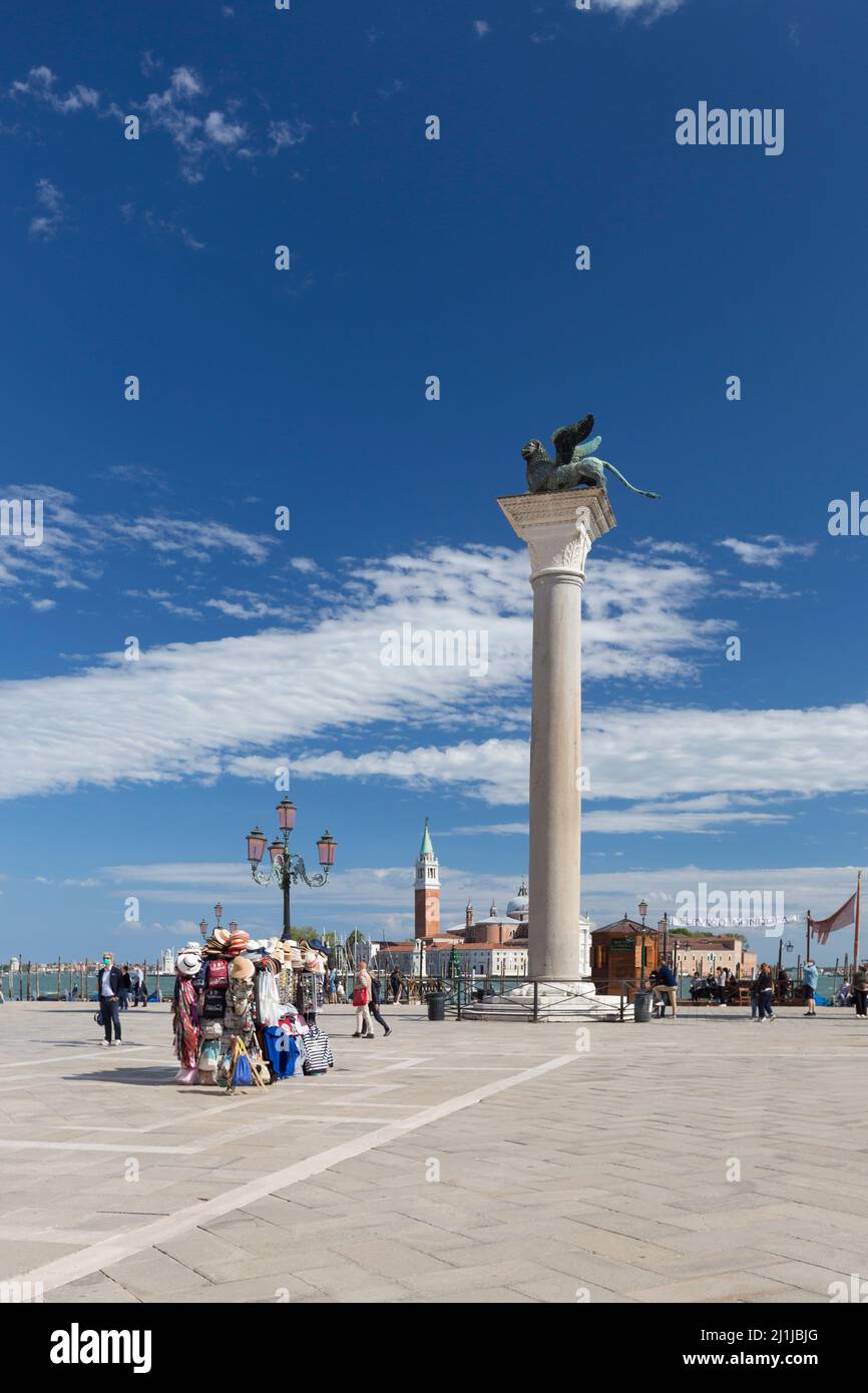 Säule mit geflügeltem Löwen, Symbol des Markusplatzes, Venedig, Italien Stockfoto