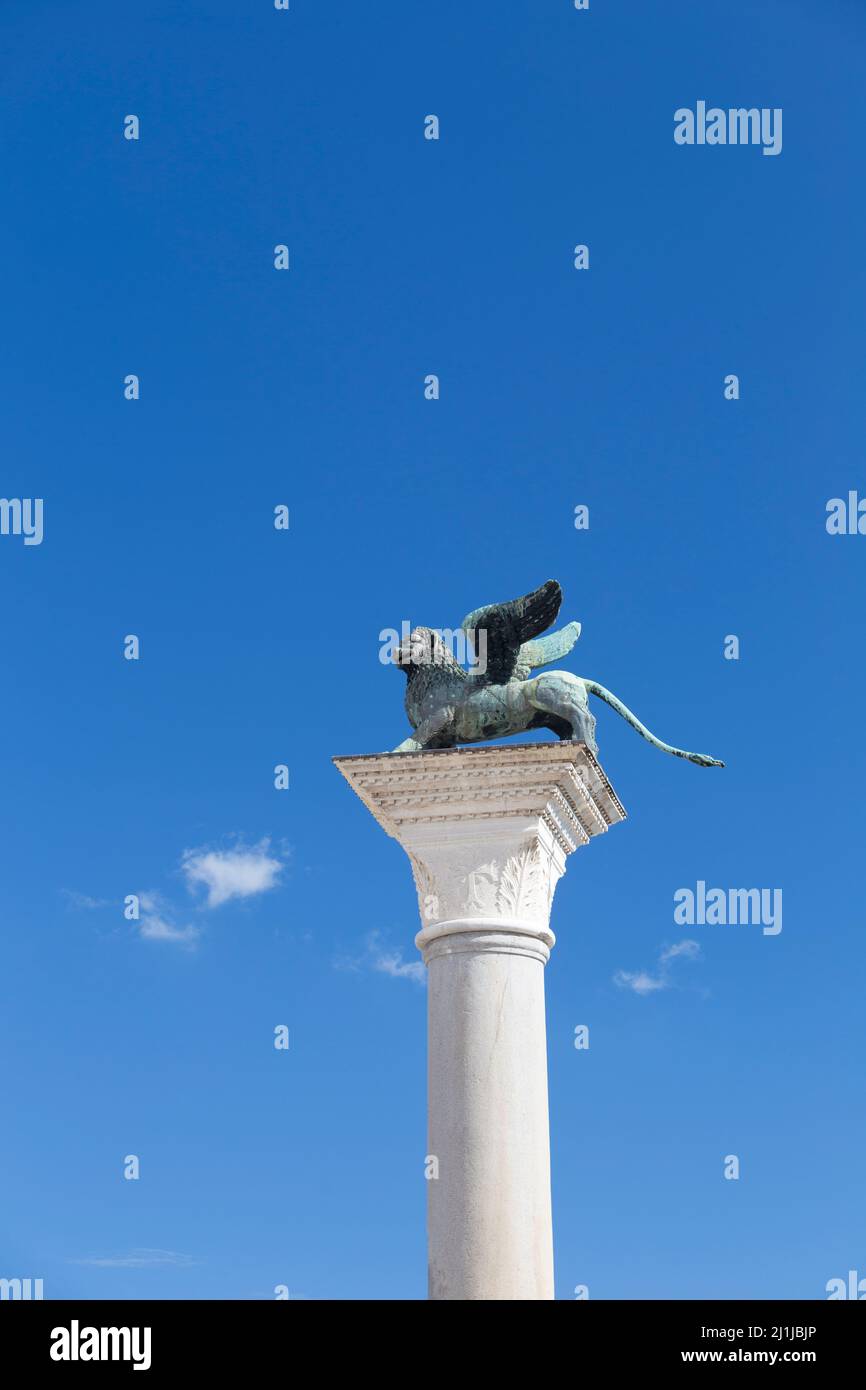 Säule mit geflügeltem Löwen, Symbol des Markusplatzes, Venedig, Italien Stockfoto