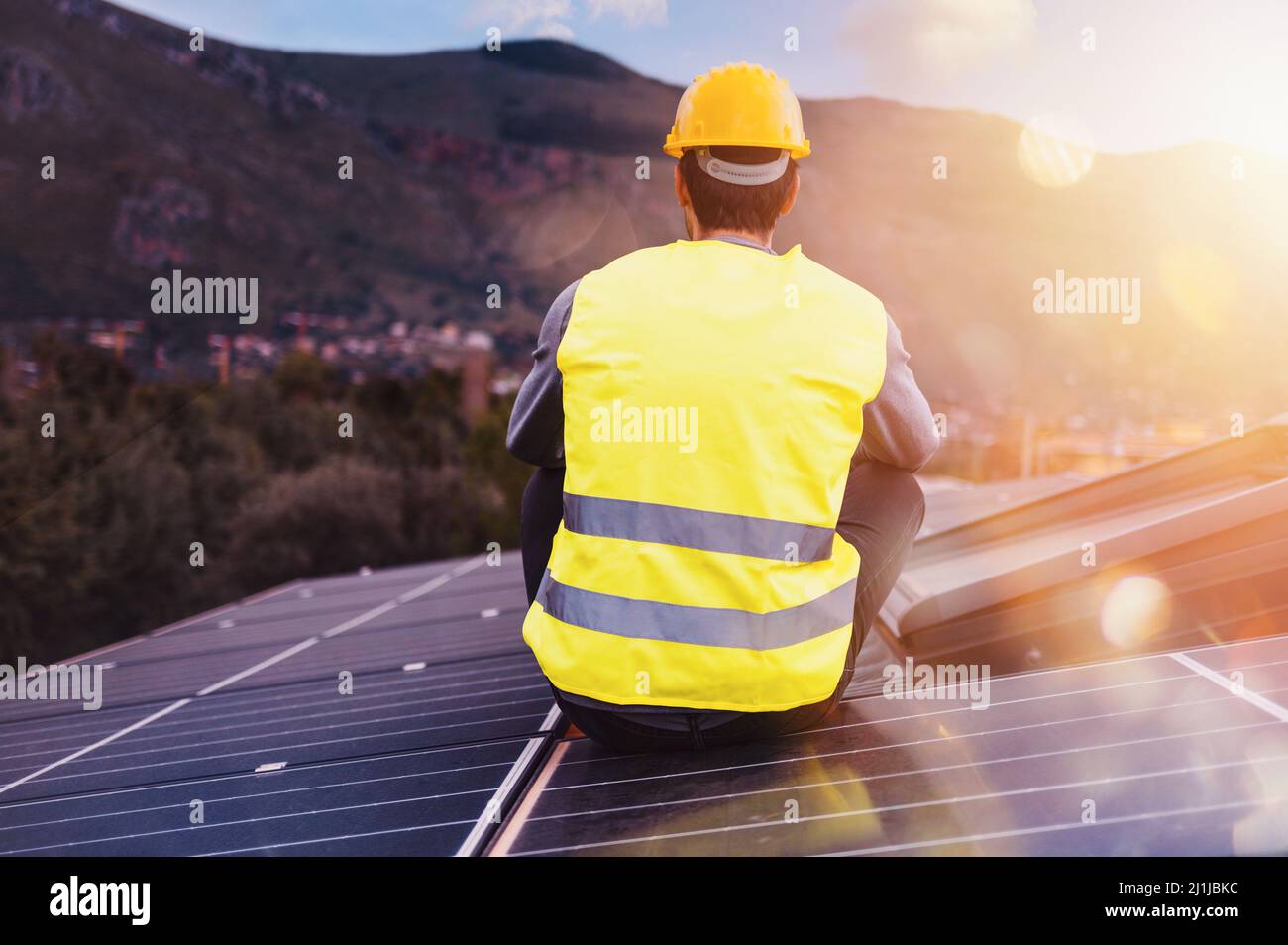 Arbeiter machen eine Pause über dem Solarpanel für Strom Stockfoto