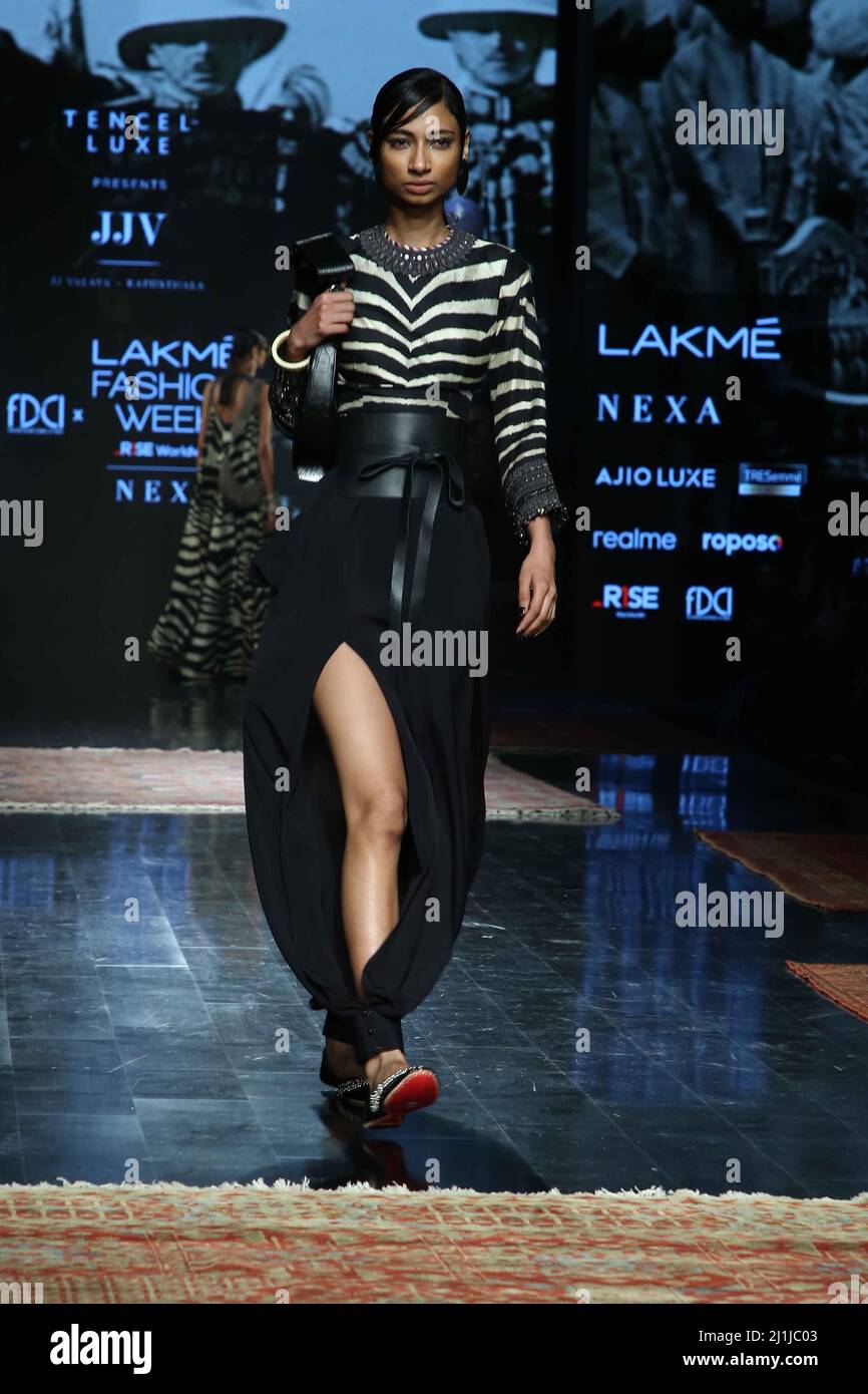 Neu-Delhi, Indien. 23. März 2022. Models präsentieren Kreationen des Designers JJ valaya während der Lakme Fashion Week (Foto: © Jyoti Kapoor/Pacific Press via ZUMA Press Wire) Stockfoto