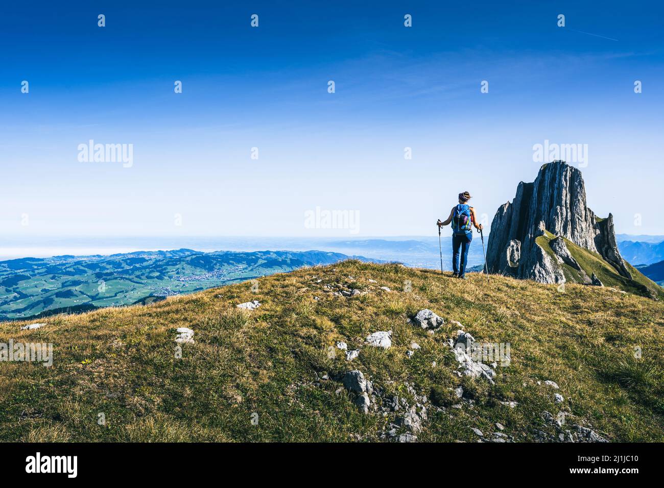 Sportliche Frau mit Blick auf Appenzell und den Bodensee Stockfoto