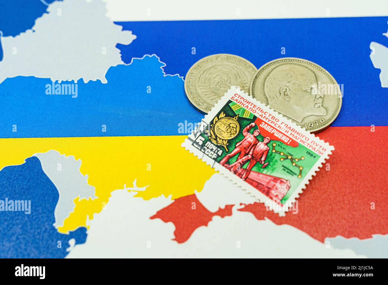 Münzen und Briefmarken der ehemaligen sowjetunion symbolisieren den Traum von einer Wiederbelebung der sowjetischen Ära Stockfoto