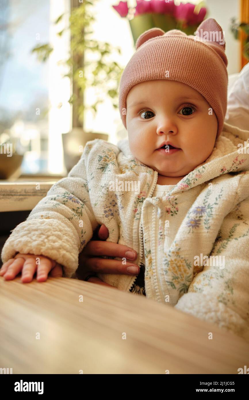 Kleiner Junge, der ein Stück Brot hat Stockfoto