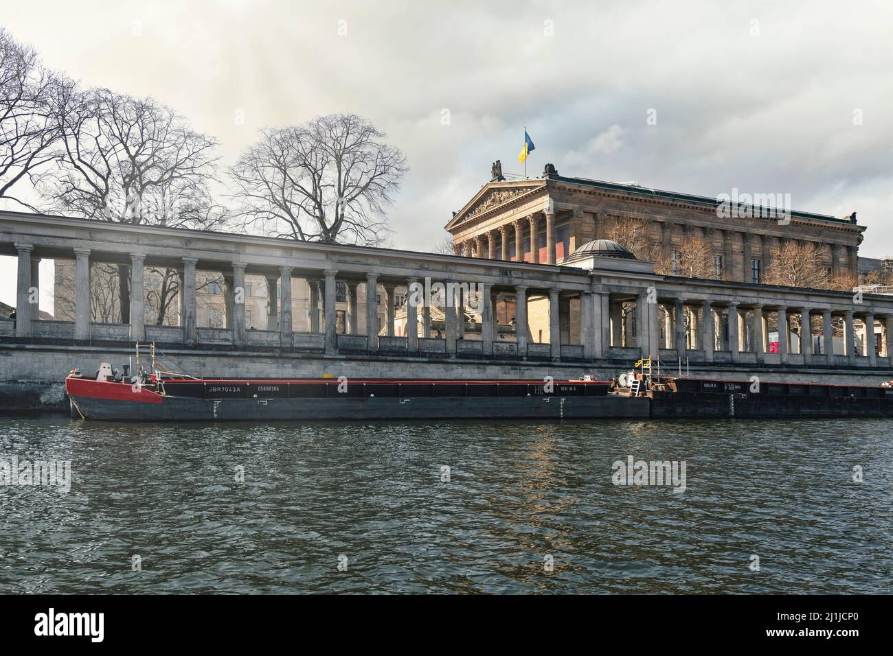 Die alte Nationalgalerie mit den Kolonnaden auf der Museumsinsel in Berlin Stockfoto