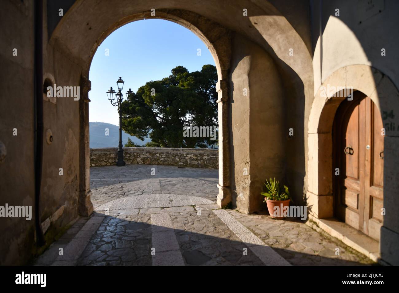 Ein alter Eingangsbogen in Taurasi, Stadt in der Provinz Avellino, Italien. Stockfoto