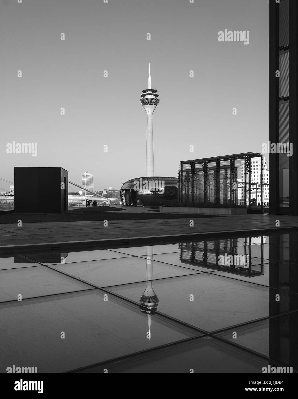 Düsseldorf Media Hafen Kunst- und Finanzviertel mit großer Architektur und Gebäuden. Fassaden bei Sonnenuntergang im März Stockfoto