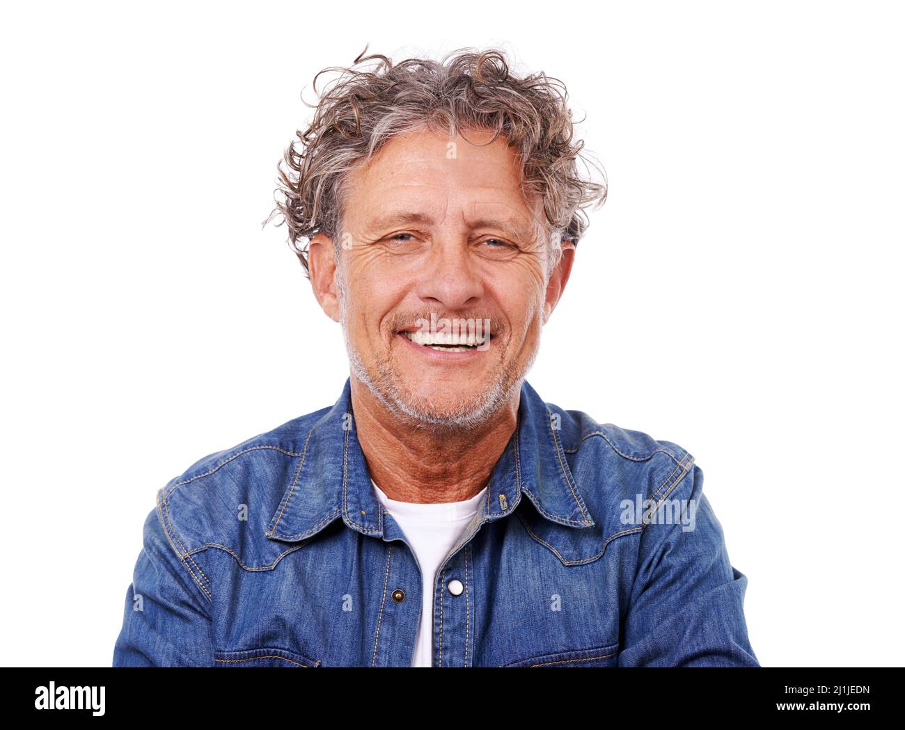 Sich entspannt fühlen und es ruhig nehmen. Studioporträt eines glücklichen, reifen Mannes, der ein Denim-Hemd trägt, während er isoliert auf Weiß ist. Stockfoto