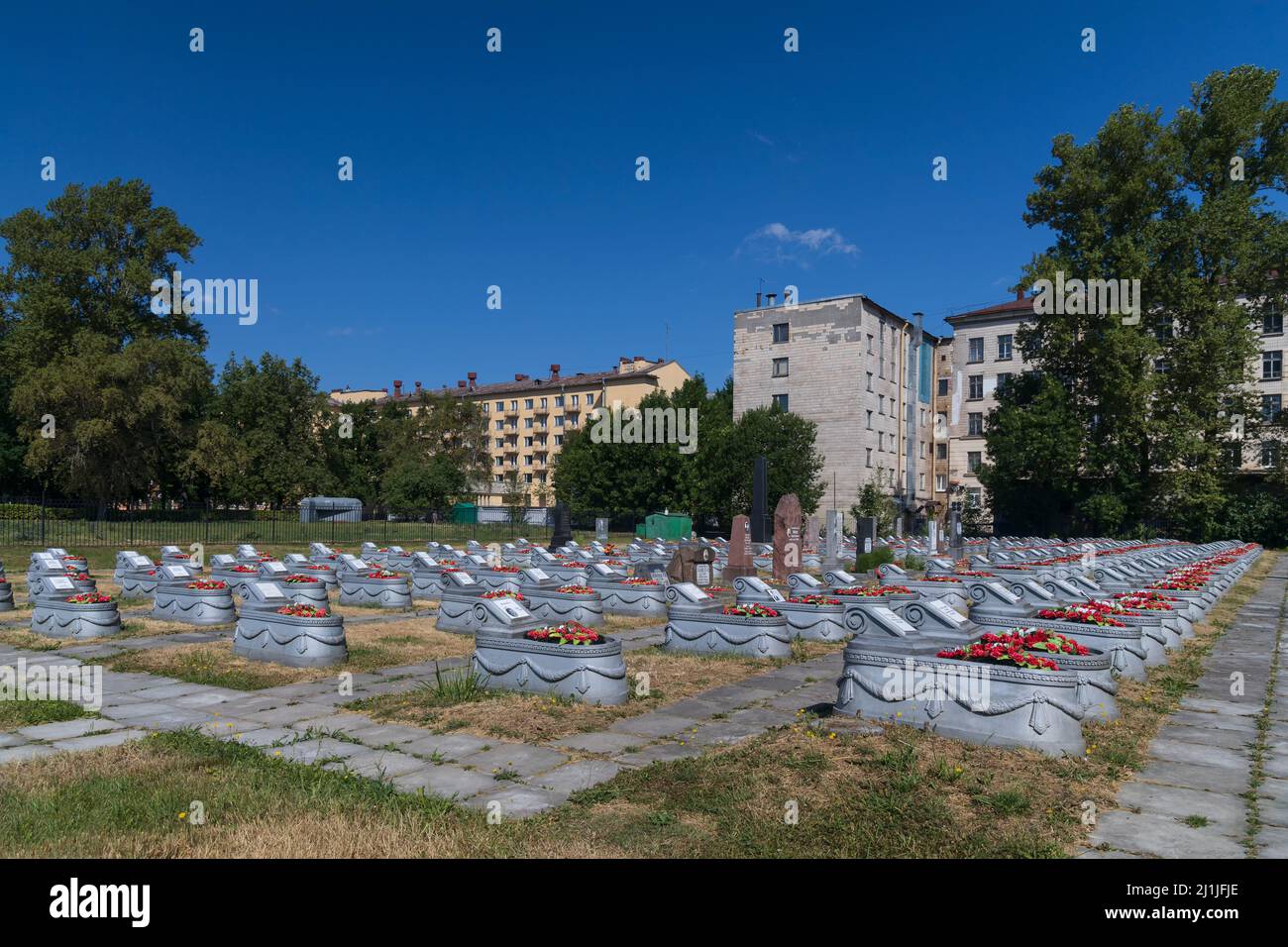 Sankt Petersburg, Russland - 18. Juli 2021: Militärischer Gedenkfriedhof des Zweiten Weltkriegs während der Belagerung von Leningrad in der Nähe von Wohngebäuden Stockfoto