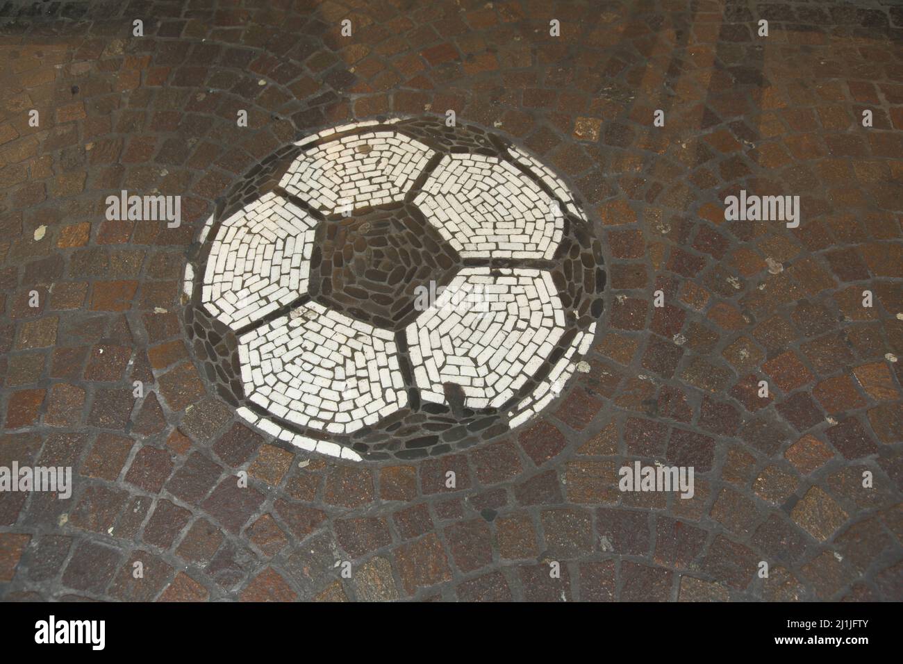 Fußball als Bodenmosaik in Freiburg, Baden-Württemberg, Deutschland Stockfoto