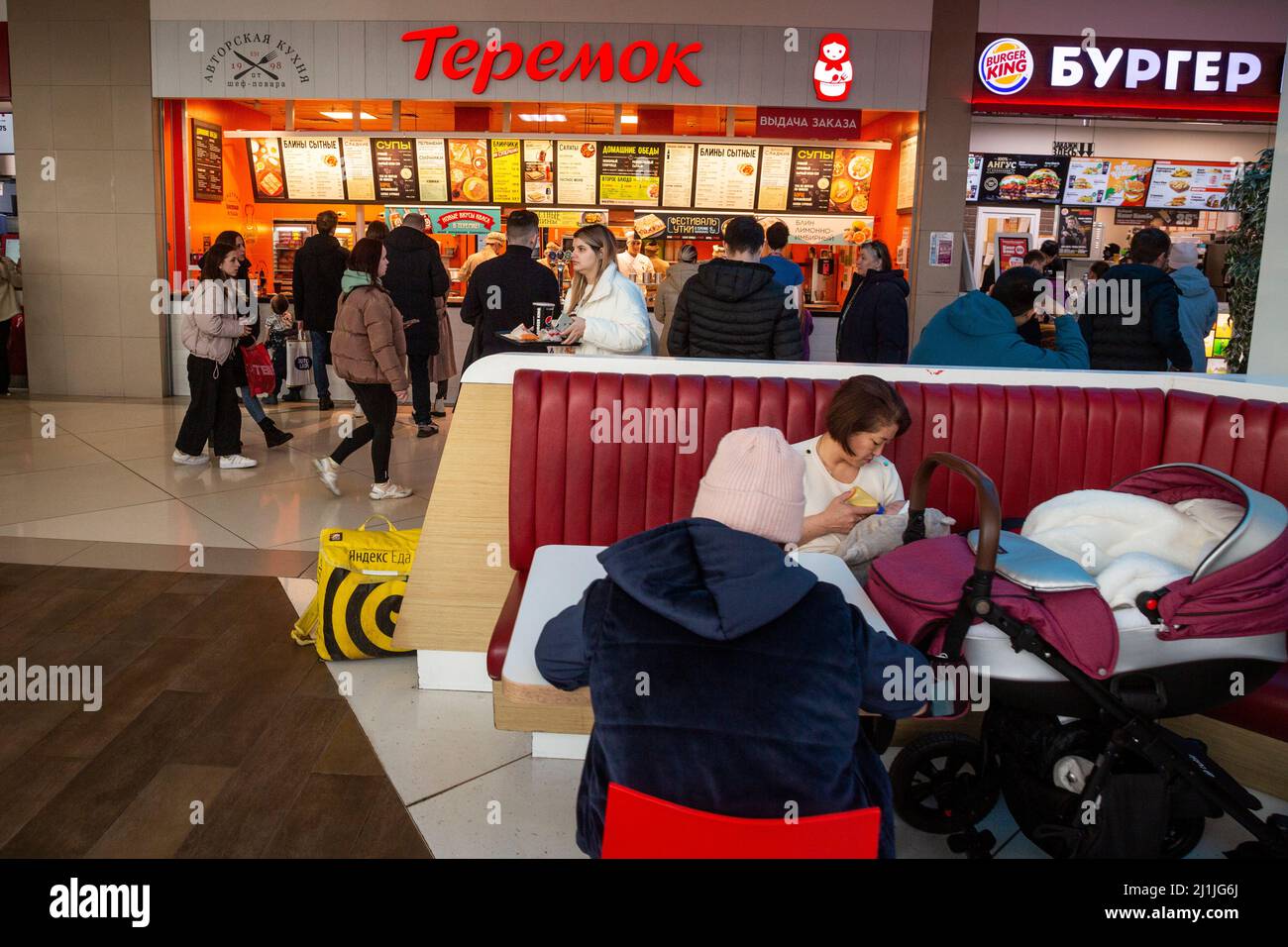 Moskau, Russland. 20.. März 2022 die Theke der russischen Fast-Food-Kette Restaurant Teremok in der Lebensmittelzone des Kaleidoscope Einkaufszentrum in Moskau, Russland. Teremok ist auf russische Hausmannskost spezialisiert.auf der Speisekarte stehen Blini (dünne krepesartige Pfannkuchen), Borscht (Rübensuppe mit Kohl) und Kasha (Buchweizengericht). Stockfoto