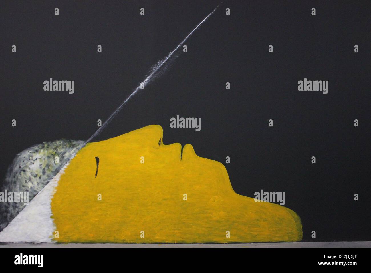 Tapete mit einem gemalten Mann auf schwarzem Hintergrund Stockfoto