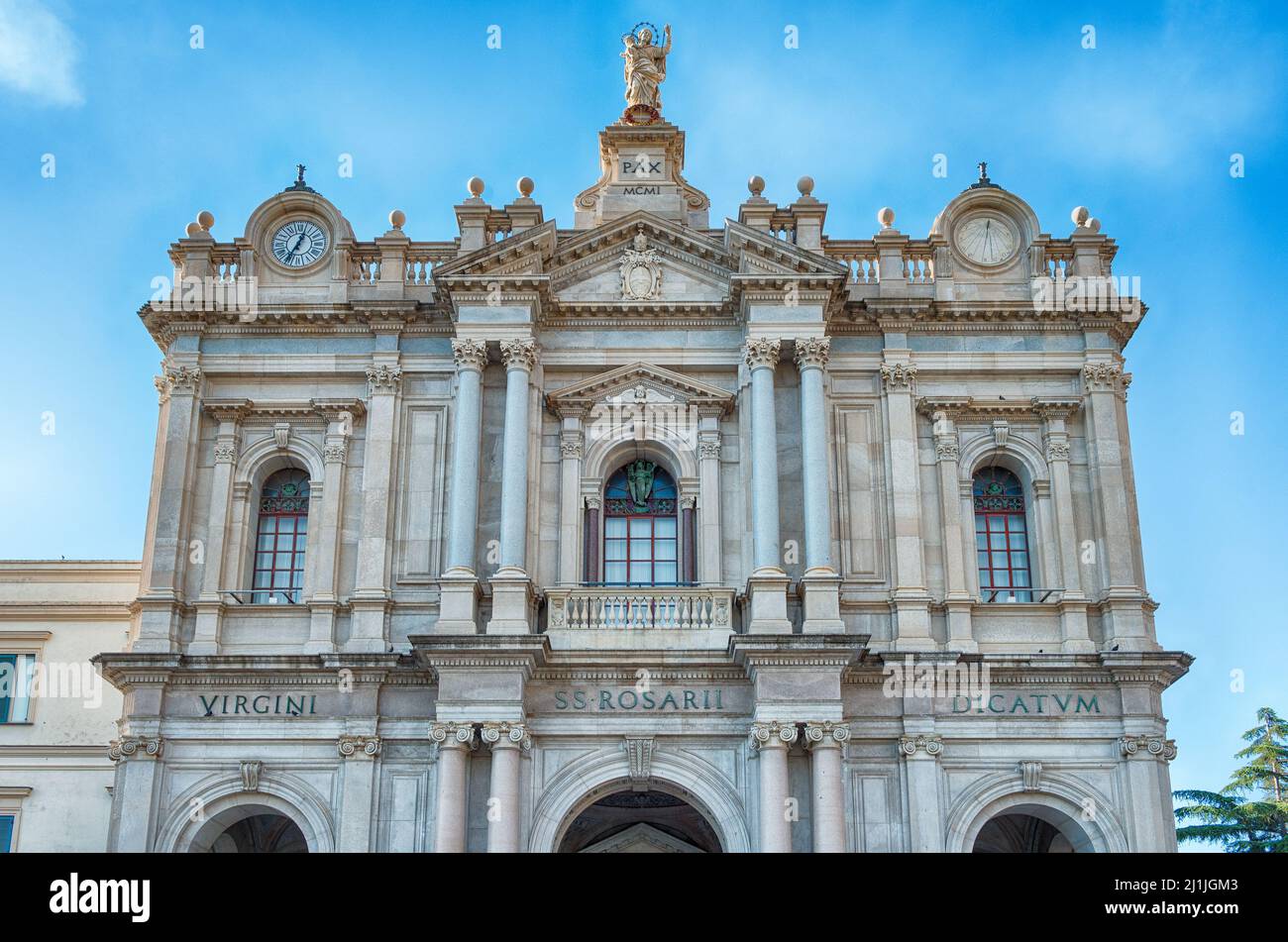 Fassade des Heiligtums Unserer Lieben Frau vom Rosenkranz von Pompei, Italien Stockfoto