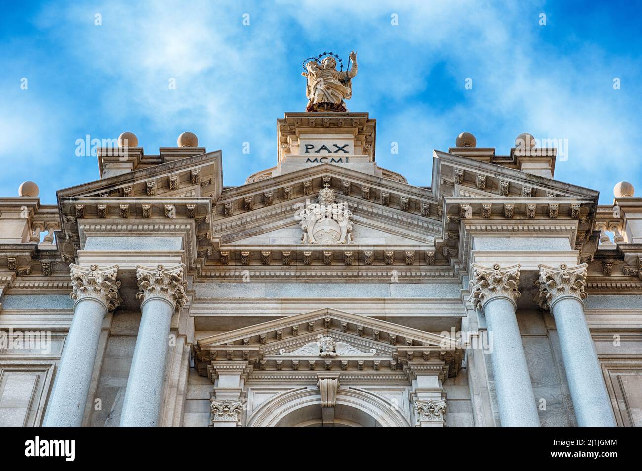 Fassade des Heiligtums Unserer Lieben Frau vom Rosenkranz von Pompei, Italien Stockfoto