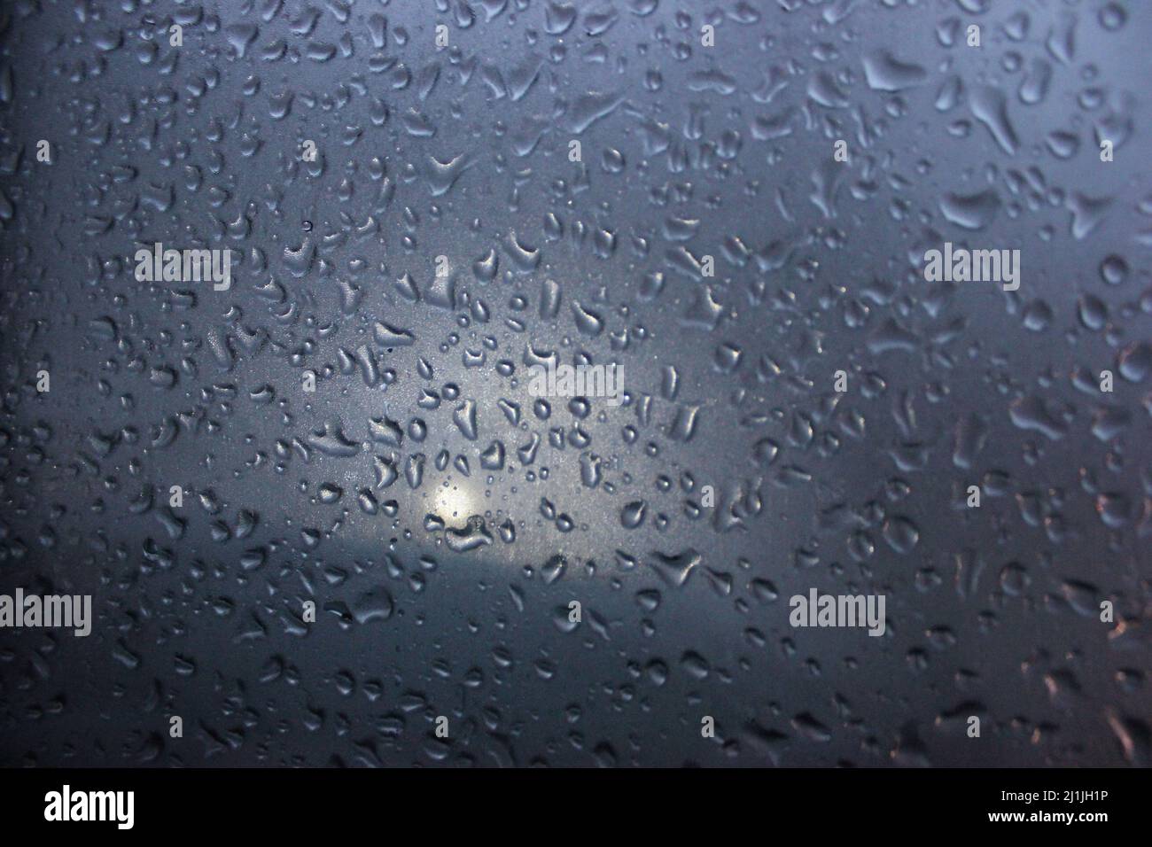 Am Abend regnerisch auf Glas bei kaltem Wetter Stockfoto