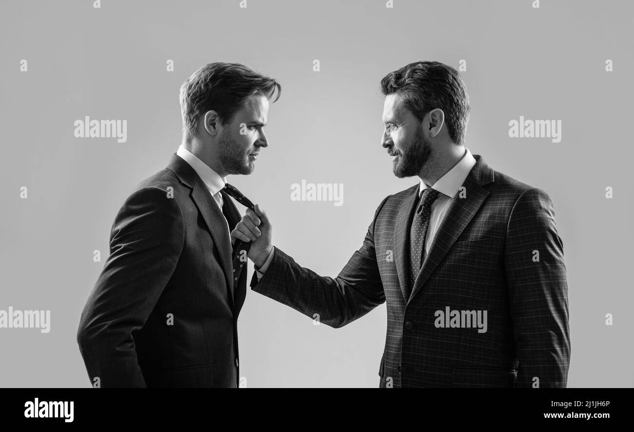 Geschäftswettbewerb. Geschäftstreffen. Kampf um Führung. Unzufriedener Streit mit Kollegen. Stockfoto