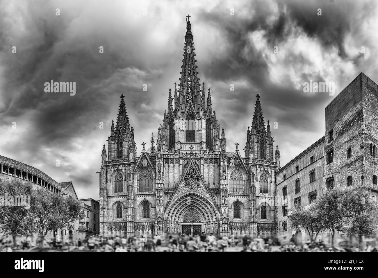 Panoramablick mit der malerischen Fassade der gotischen Kathedrale des Heiligen Kreuzes und der Heiligen Eulalia, auch bekannt als Kathedrale von Barcelona, Katalonien, Spanien Stockfoto