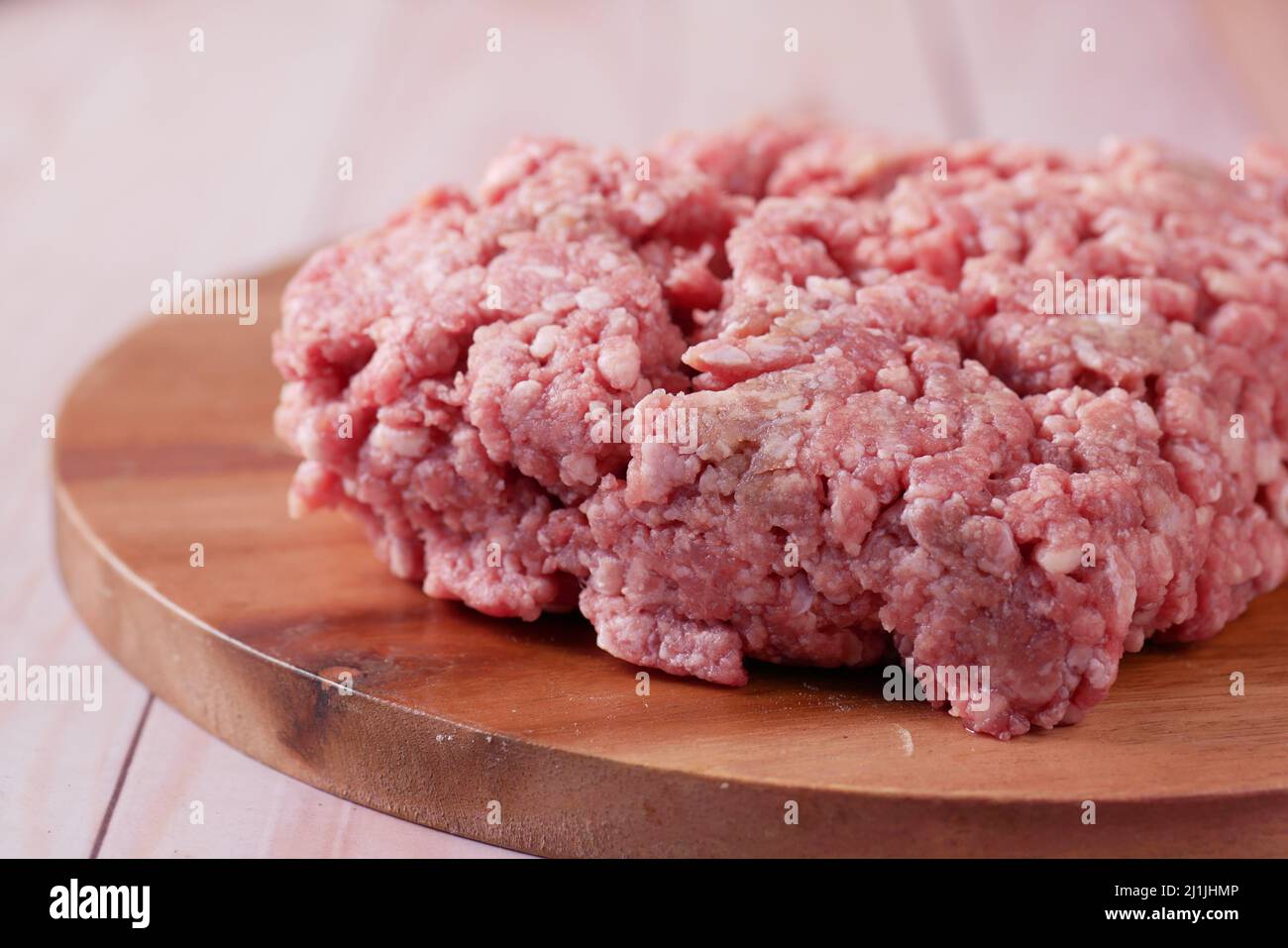 Nahaufnahme von Hackfleisch in einer Packung auf dem Tisch Stockfoto