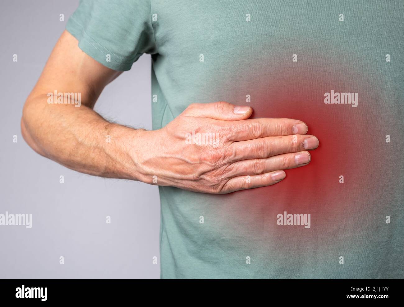 Leberschmerzen. Mann Hand berührt Bauch rechts mit roten Punkt Nahaufnahme. Lebererkrankungen, Zirrhose, Krebs, Hepatitis. Gesundheitliche Probleme, Medizinkonzept. Hochwertige Fotos Stockfoto