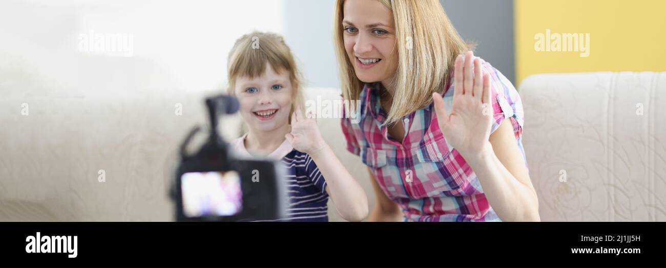 Mutter und Tochter nehmen Video-Begrüßung auf Kamera auf Stockfoto