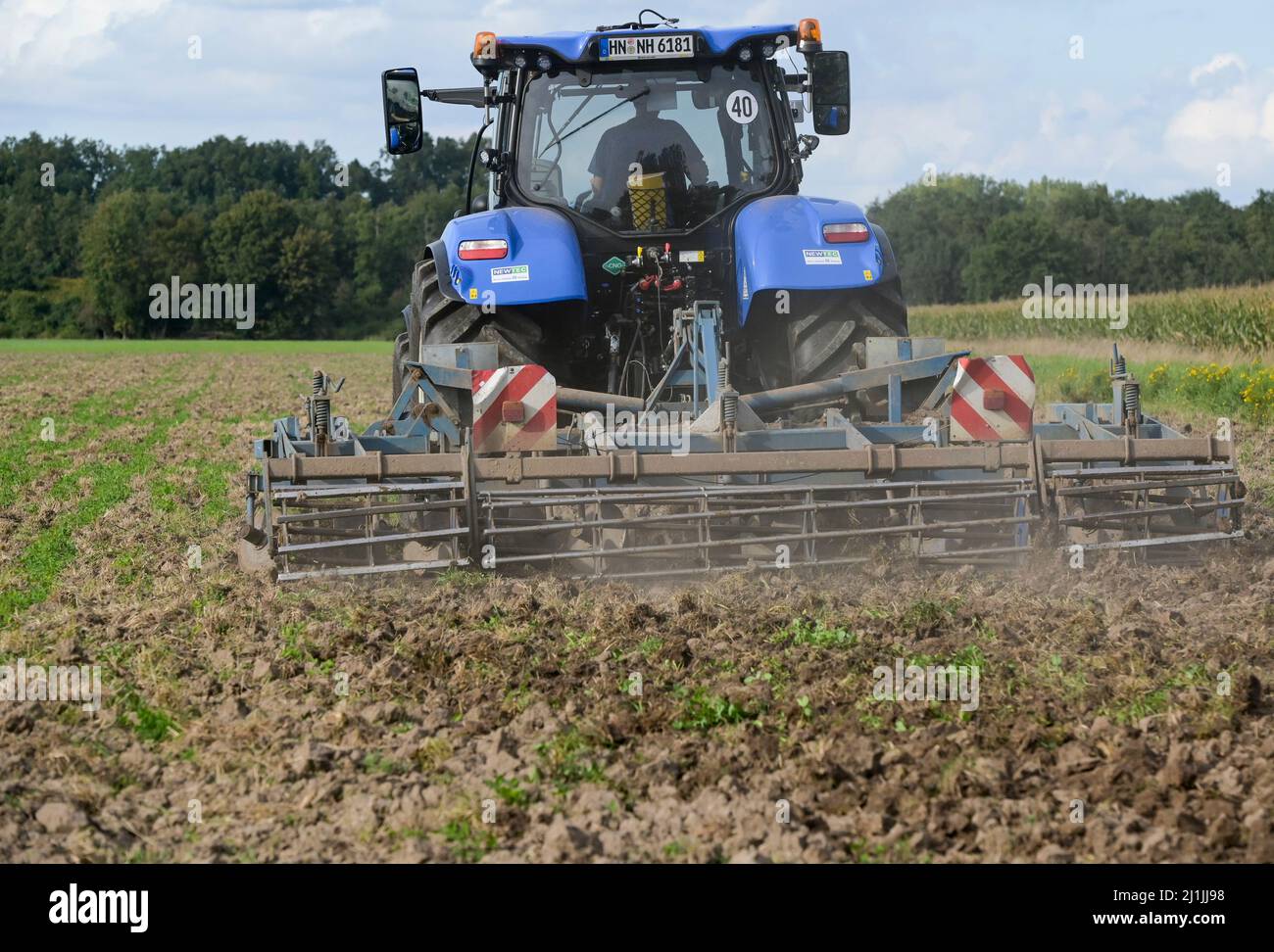 Deutschland, New Holland Tractor T6,180 with Gas Engine powered by Biomethan Gas CNG, working on field soil preperation / DEUTSCHLAND, Damnatz im Wendland, neuer New Holland Traktor T6,180 mit Methanpower mit Gasmotor und Biomethan bzw. CNG Gas Antrieb im Test beim Grubbern auf dem Acker Stockfoto