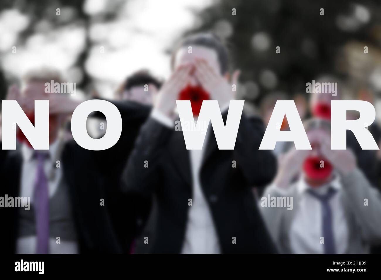 Kein Krieg. Ein Plakat gegen militärische Aktionen. Protest gegen die aggressiven Aktionen des Staates. Weiße Buchstaben auf einem verschwommenen Hintergrund des Bildes von pe Stockfoto