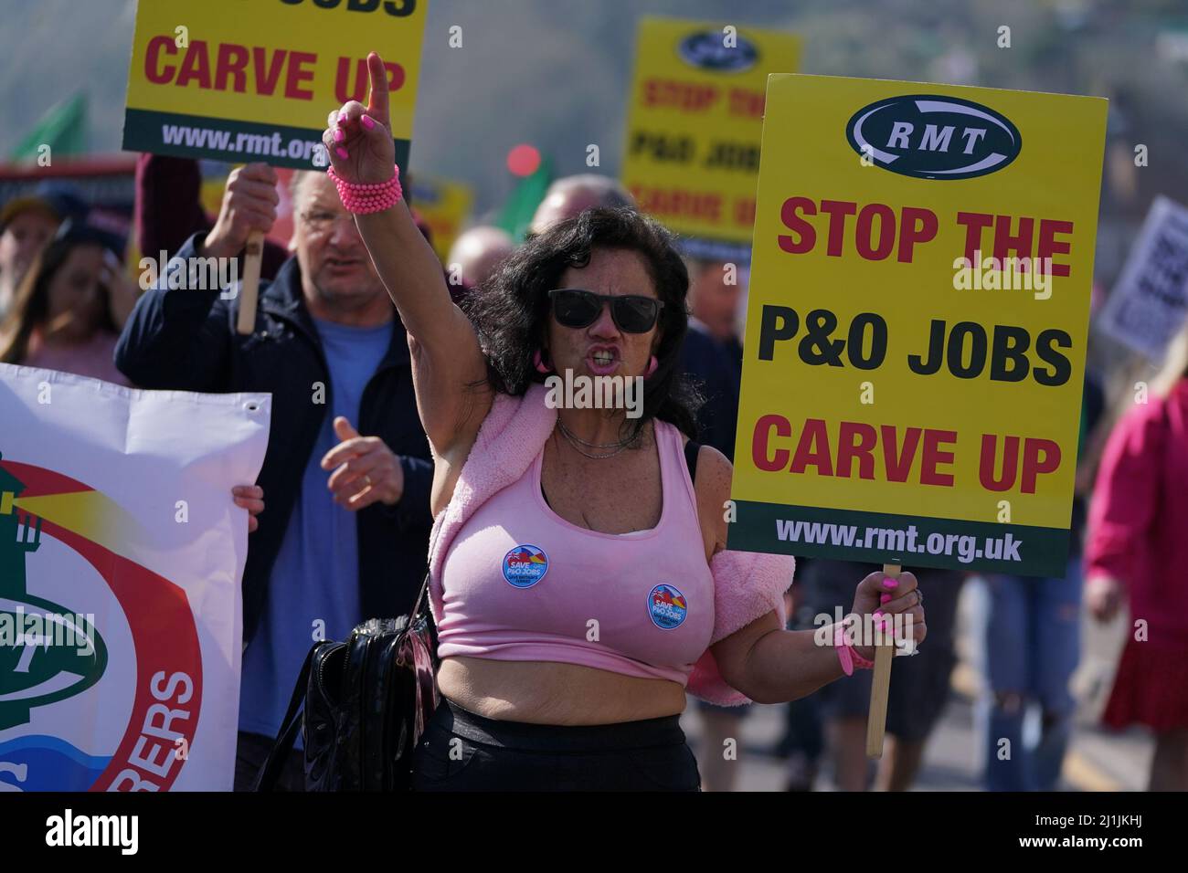 Menschen nehmen an einer Demonstration gegen die Entlassung von P&O-Beschäftigten Teil, die von der Gewerkschaft Rail, Maritime and Transport (GMT) am Fährhafen P&O in Dover, Kent, organisiert wurde. Bilddatum: Samstag, 26. März 2022. Stockfoto