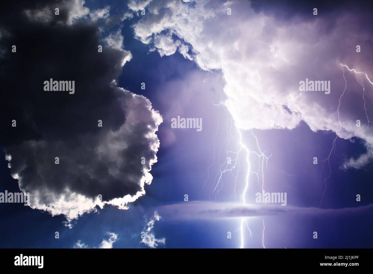 Dunkle bedrohliche Wolken. Gewitter mit Blitz. Stockfoto