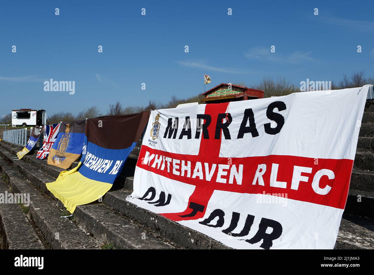 Fanflaggen, die vor dem Betfred Challenge Cup in der LEL Arena, West Cumbria, gesehen wurden. Bilddatum: Samstag, 26. März 2022. Stockfoto