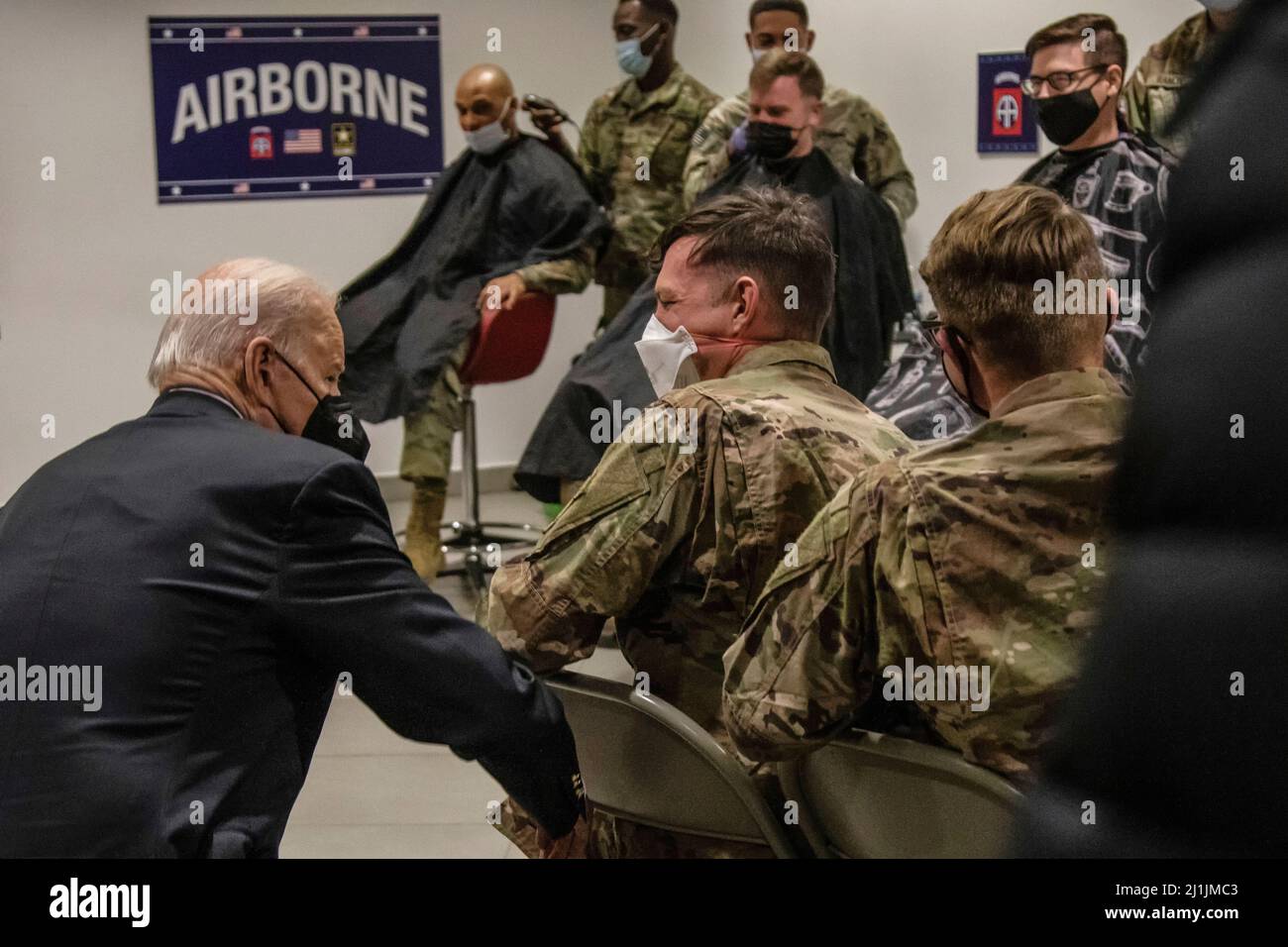Jasionka, Polen. 25. März 2022. US-Präsident Joe Biden begrüßt Fallschirmjäger mit der 82. Airborne Division, die am 25. März 2022 in Jasionka, Polen, mit der NATO nahe der ukrainischen Grenze eingesetzt wurde. Kredit: Sgt. Gerald Holman/USA Army/Alamy Live News Stockfoto