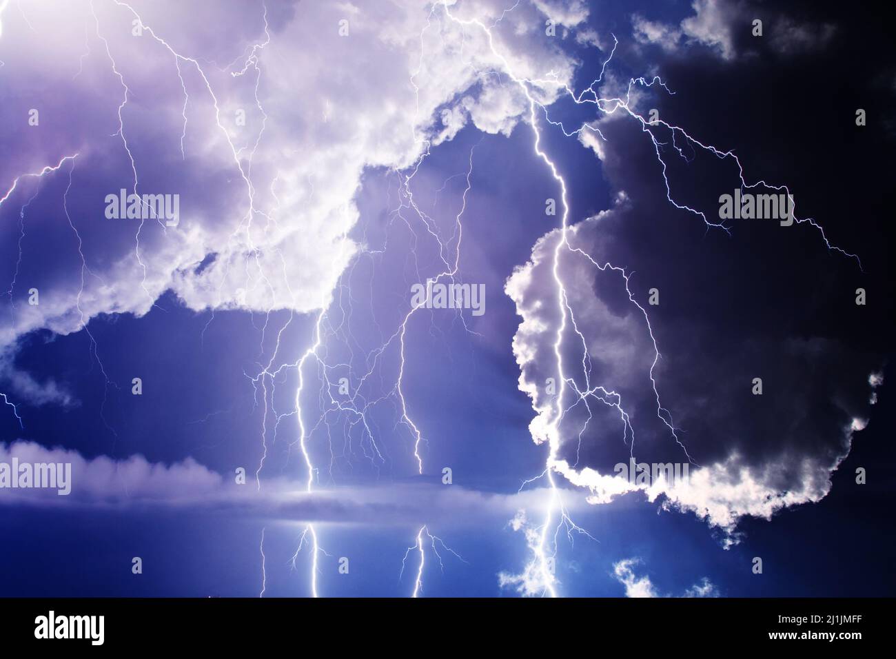 Dunkle bedrohliche Wolken. Gewitter mit Blitz. Stockfoto