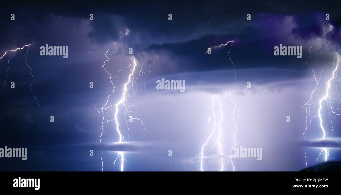 Dunkle bedrohliche Wolken. Gewitter mit Blitz. Stockfoto