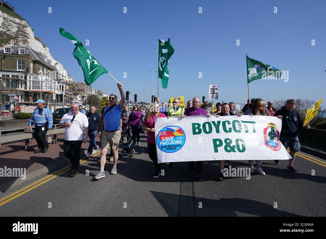 Menschen nehmen an einer Demonstration gegen die Entlassung von P&O-Beschäftigten Teil, die von der Gewerkschaft Rail, Maritime and Transport (GMT) im Hafen von Dover, Kent, organisiert wird. Bilddatum: Samstag, 26. März 2022. Stockfoto