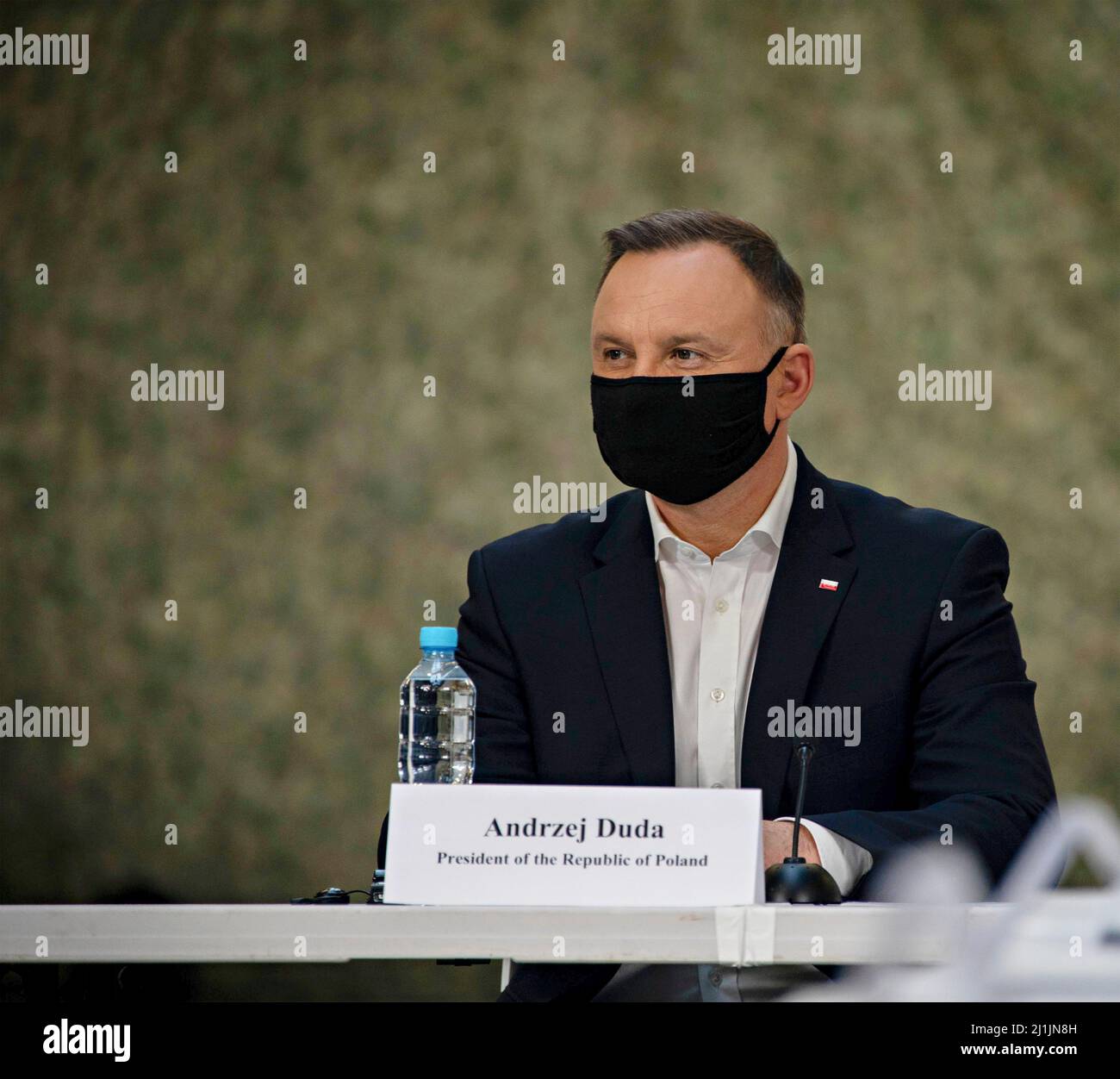 Jasionka, Polen. 25. März 2022. Der polnische Präsident Andrzej Duda und der US-Präsident Joe Biden werden am 25. März 2022 in Jasionka, Polen, über die humanitären Hilfsprogramme für ukrainische Flüchtlinge in der Nähe der ukrainischen Grenze informiert. Kredit: Sgt. Robin Lewis/USA Marine Corps/Alamy Live News Stockfoto