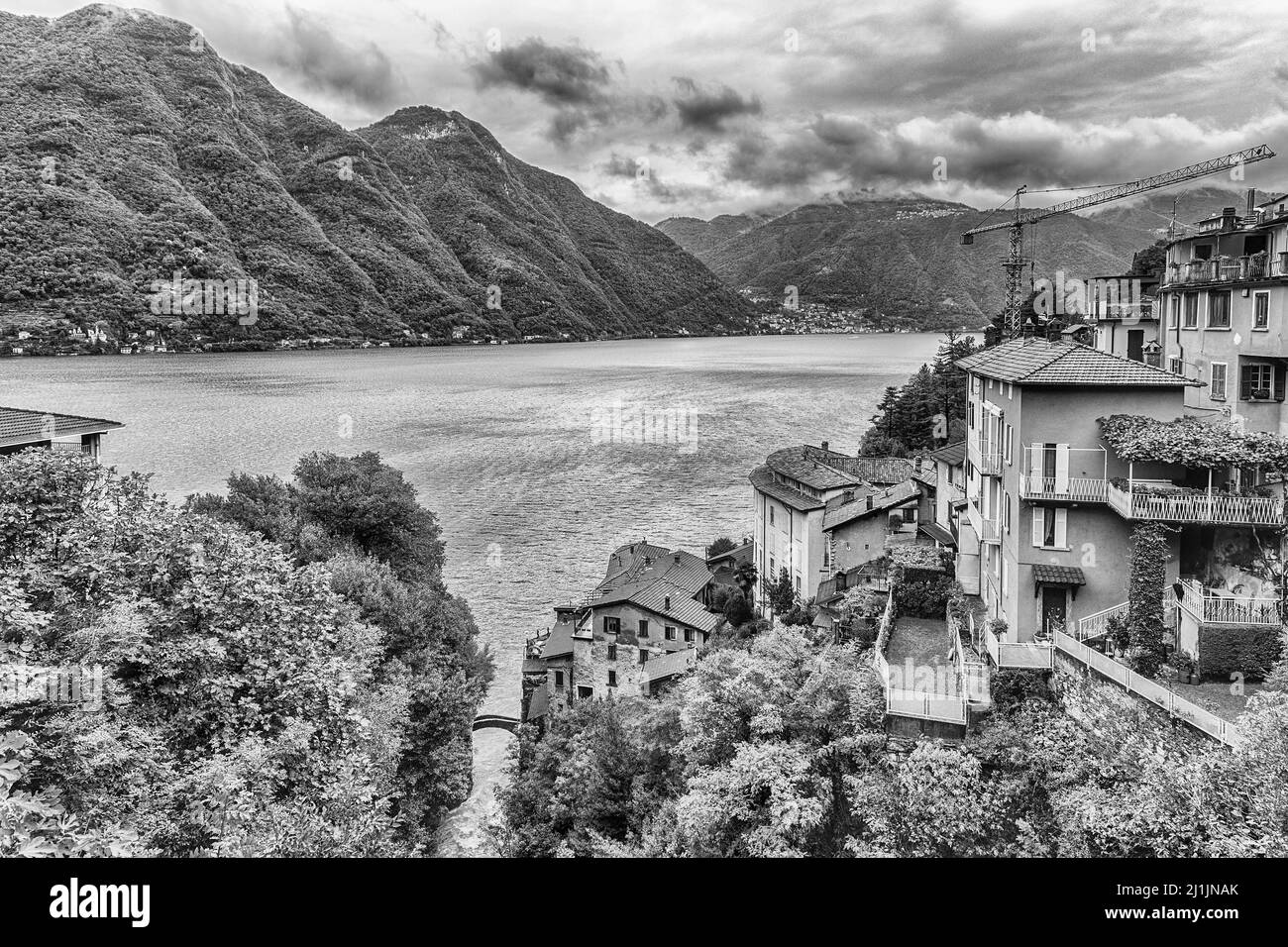 Malerische Landschaft über dem Comer See, wie von der Stadt Bellano, Italien gesehen Stockfoto