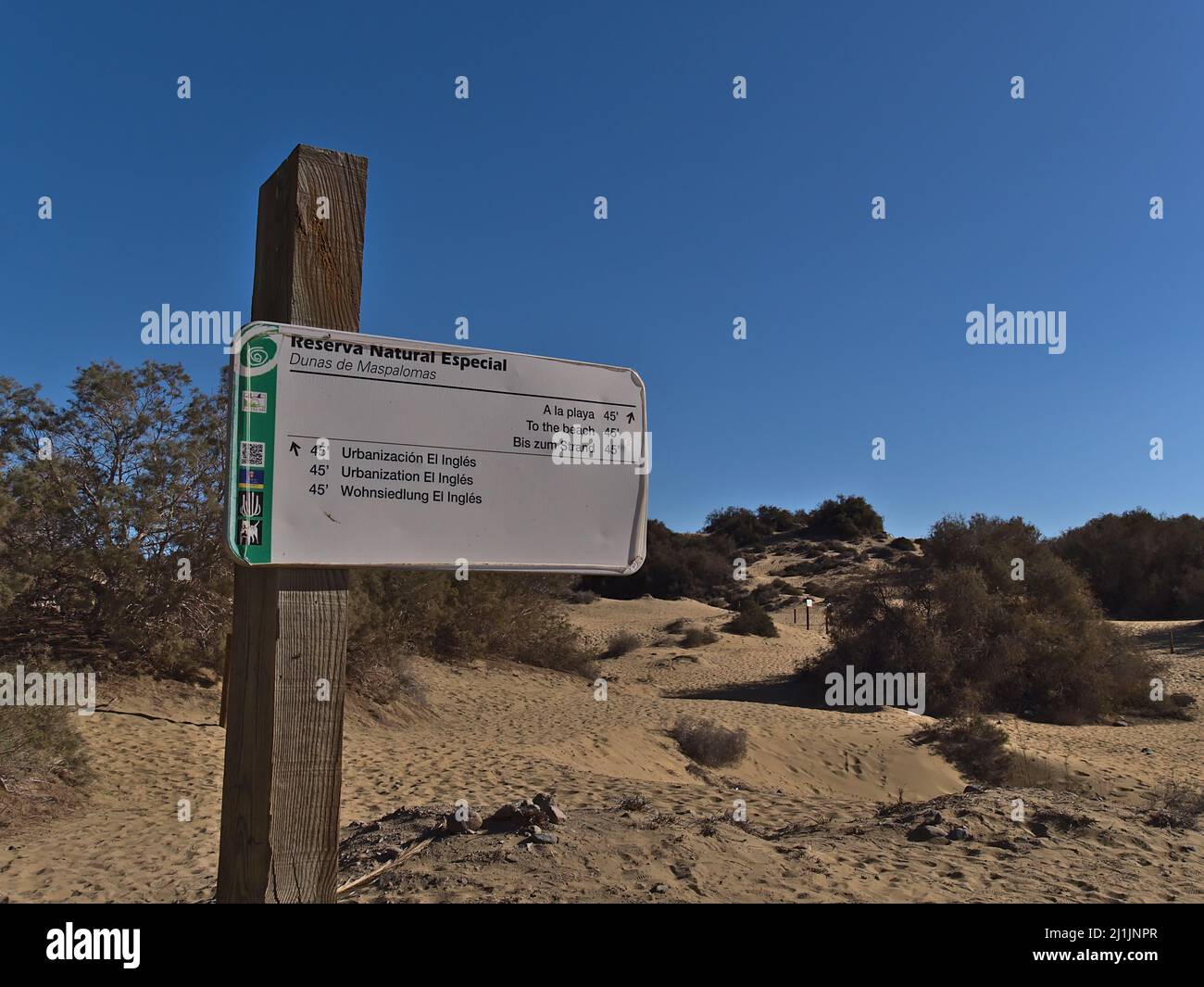 Richtungsschild im Naturschutzgebiet Reserva Natural Especial de Dunas de Las Maspalomas in Maspalomas, im Süden von Gran Canaria, an sonnigen Tagen. Stockfoto