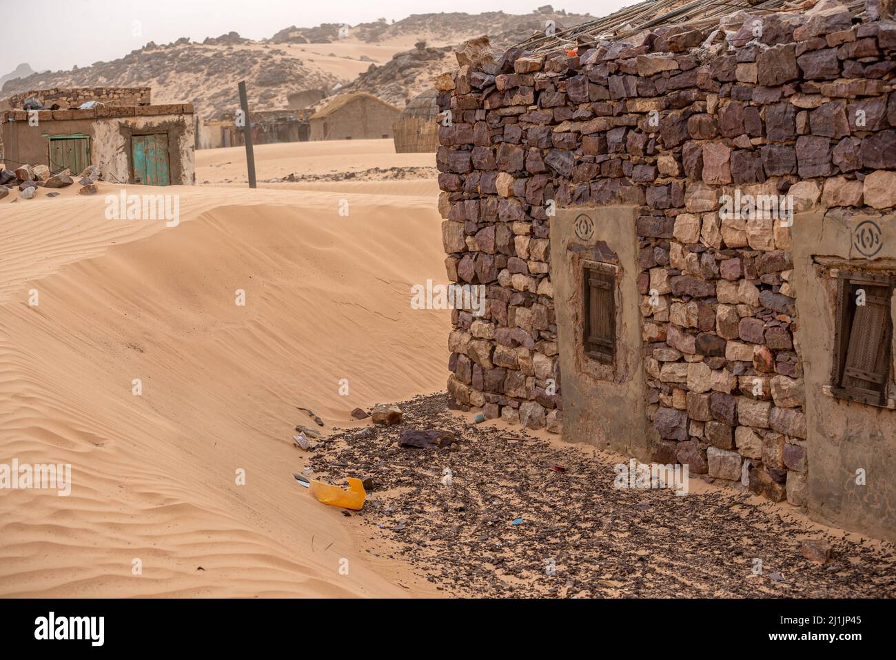 Ein traditionelles Steinhaus, von Wüstensand überzogen, Toungat, Adrar Region, Mauretanien Stockfoto