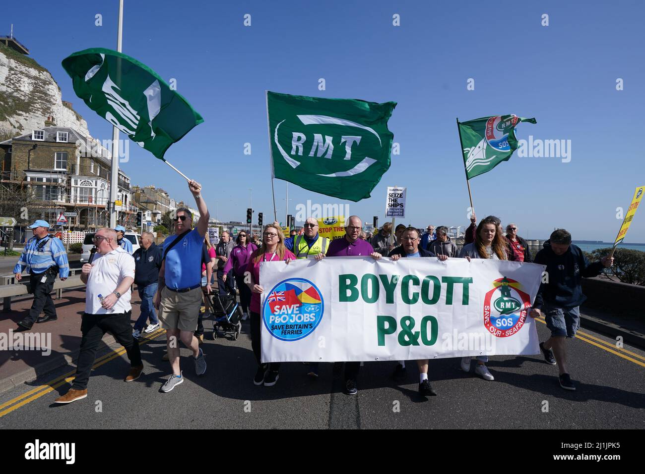 Menschen nehmen an einer Demonstration gegen die Entlassung von P&O-Beschäftigten Teil, die von der Gewerkschaft Rail, Maritime and Transport (GMT) im Hafen von Dover, Kent, organisiert wird. Bilddatum: Samstag, 26. März 2022. Stockfoto