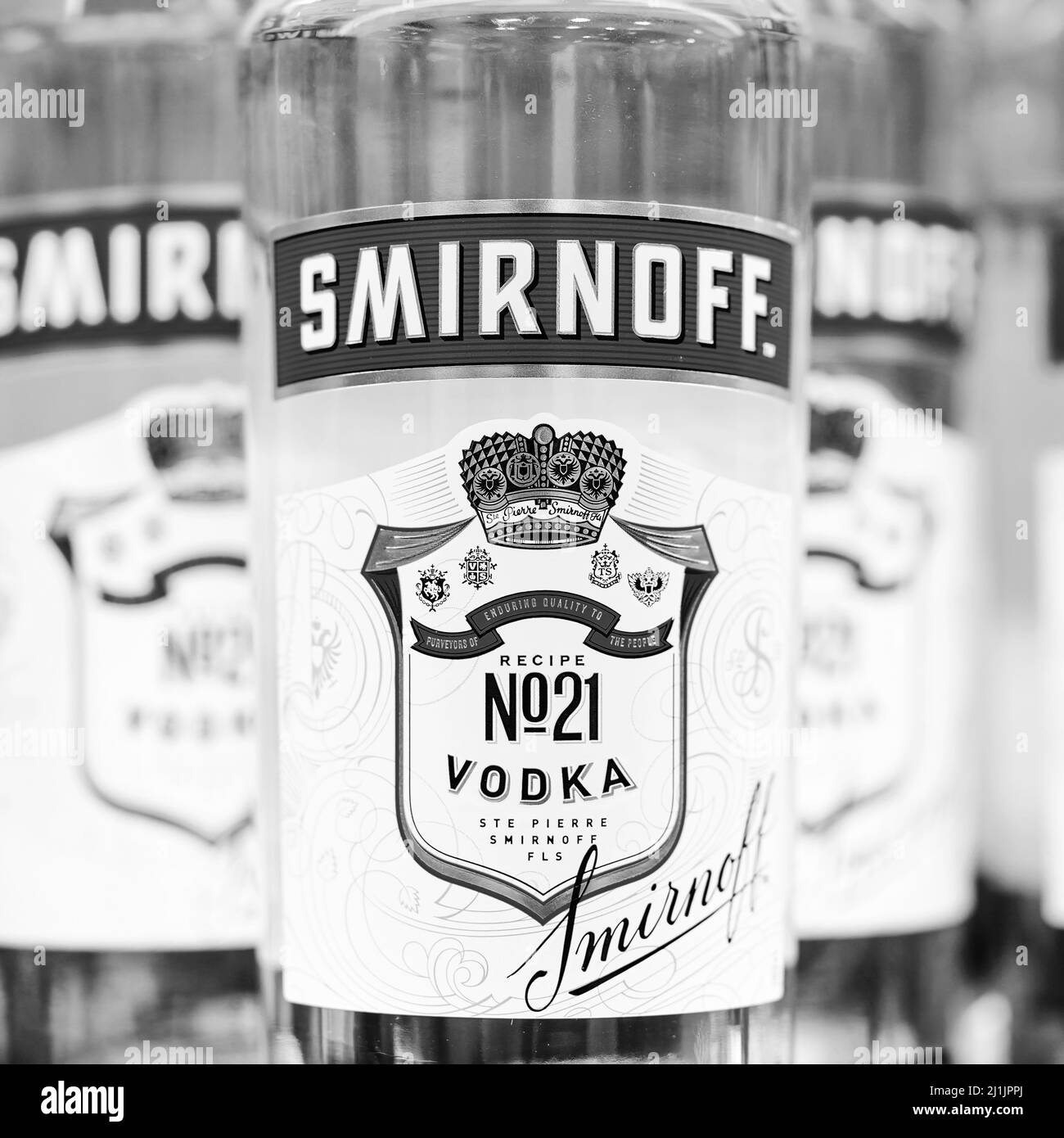 Russischer Wodka. Flaschen Smirnoff Wodka auf einem Regal im Duty-Free-Shop am Flughafen Dubai. Traditionelles russisches Souvenir. 12,02,2022, Dubai, VAE Stockfoto