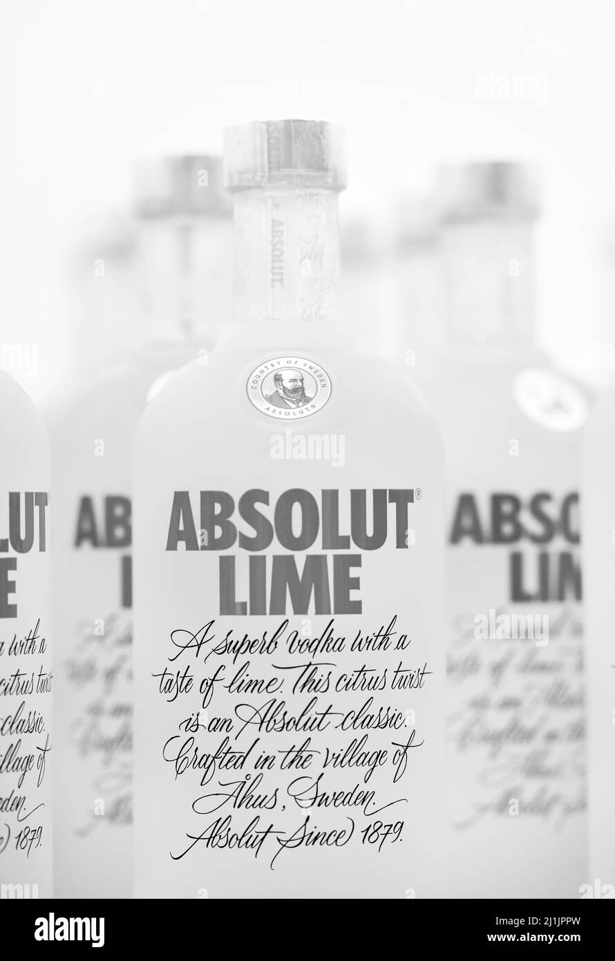 Flaschen schwedischer Wodka absolut Lime. Flaschen absolut Lime Vodka auf einem Regal eines Duty-Free-Shops am Flughafen Dubai. 12,02,2022, Dubai, VAE Stockfoto