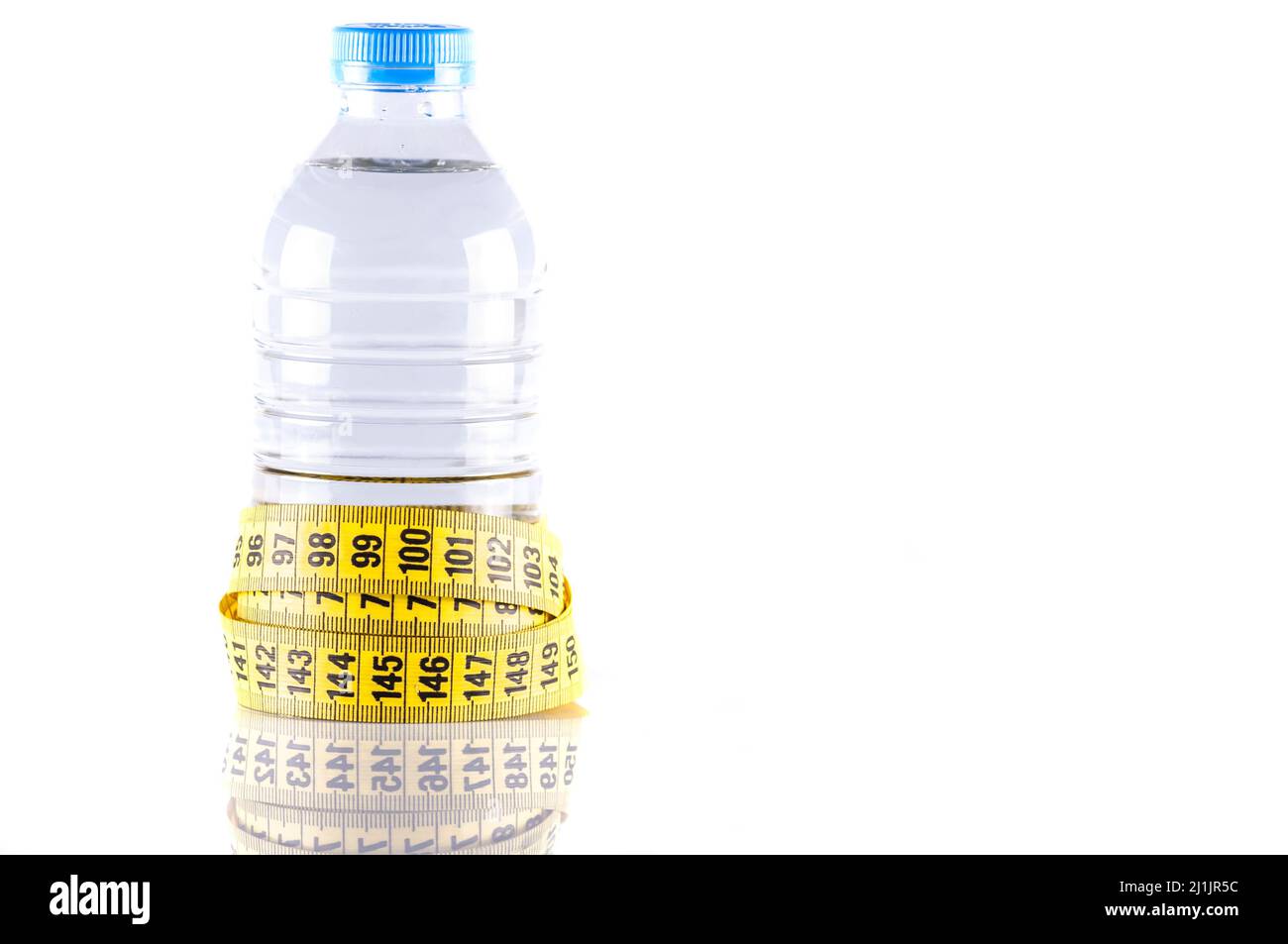 Wasserflasche, eine Wasserflasche aus Kunststoff, umgeben von gelber Tapeline oder Maßband auf weiß mit Reflexion. Fit und gesund Lifestyle Foto Conce Stockfoto