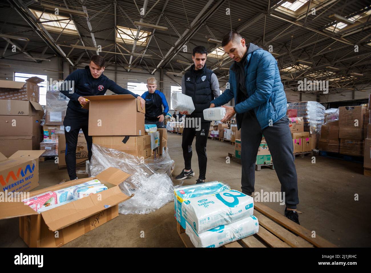 Uschhorod, Ukraine. 26. März 2022. Freiwillige der Stiftung „Familie Christi“ sortieren und laden humanitäre Hilfe ein, die am 24. März von Zivilgemeinden in Europa, Südkorea und Chile, Uschhorod, Region Zakarpattia, Westukraine, entsandt wurde. 2022. Foto von Serhii Hudak/Ukrinform/ABACAPRESS.COM Quelle: Abaca Press/Alamy Live News Stockfoto