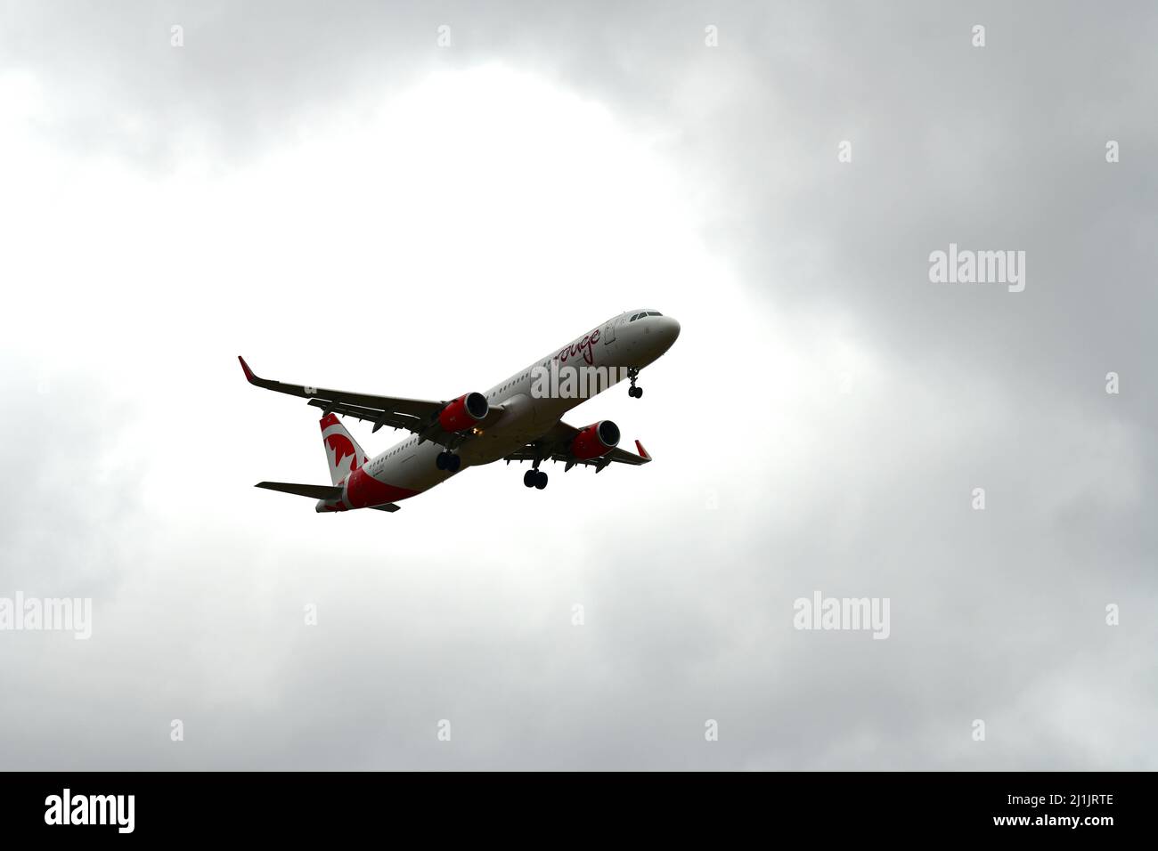 Bei bewölktem Wetter landet ein Passagierflugzeug auf dem internationalen Flughafen Pearson in Toronto, Kanada Stockfoto