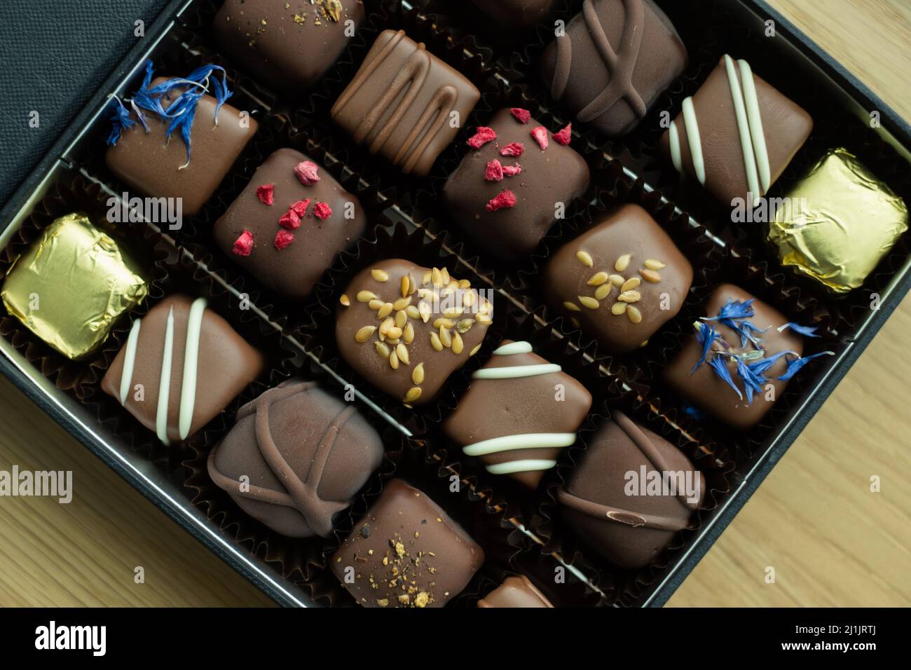 Schachtel köstlicher handgemachter Pralinen. Stockfoto