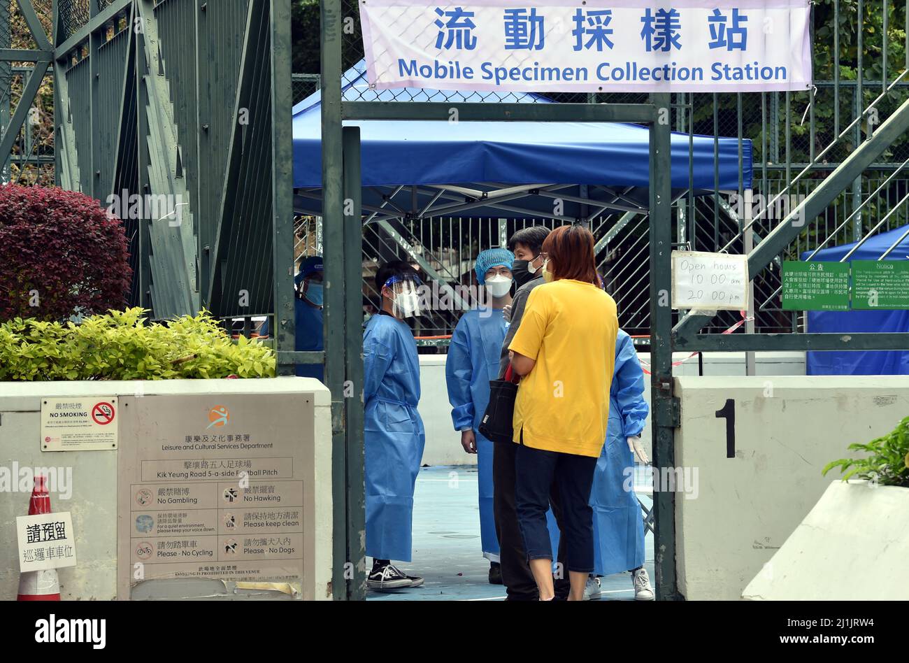 Hongkong, China. 26. März 2022. Bürger mit Gesichtsmasken warten auf die COVID-19-Nukleinsäuretests in Hongkong, Südchina, 26. März 2022. Am Samstag registrierte Hongkong insgesamt 8.841 neue COVID-19-Infektionen, darunter 3.884 durch Nukleinsäuretests und 4.957 weitere Fälle durch selbst berichtete Schnellantigen-Tests, wie offizielle Daten zeigten. Der Tageskaseload fiel zum ersten Mal seit Ende Februar unter die Marke von 10.000. Quelle: Lo Ping Fai/Xinhua/Alamy Live News Stockfoto